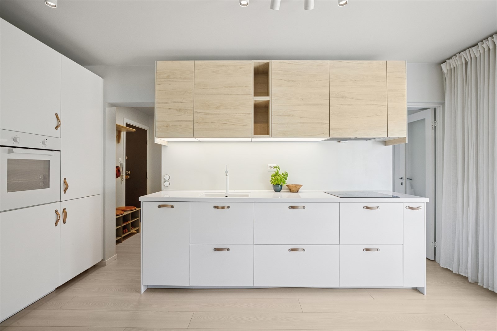 Stilrent og moderne IKEA-kjøkken fra 2018/2019 med god skap- og benkeplass. Galleribilde