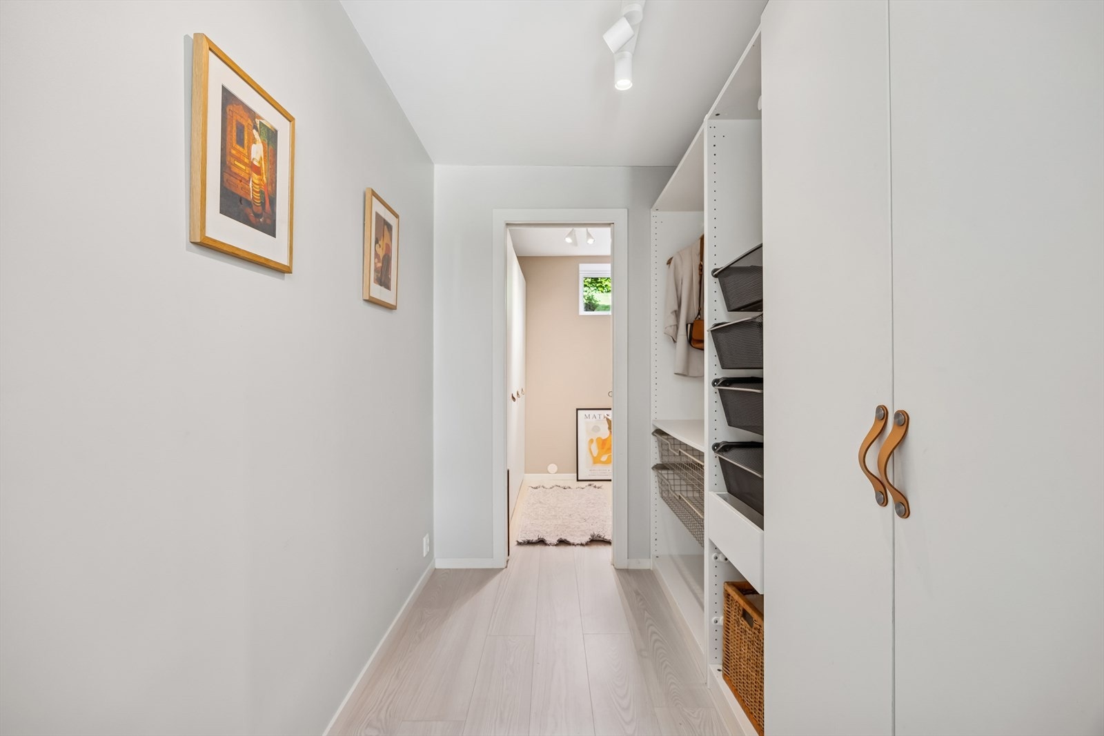 Leiligheten er blitt bygget ut og innlemmet tidligere disponert bod, denne del er det som i dag brukes som et walk-in closet og en alkove. Galleribilde