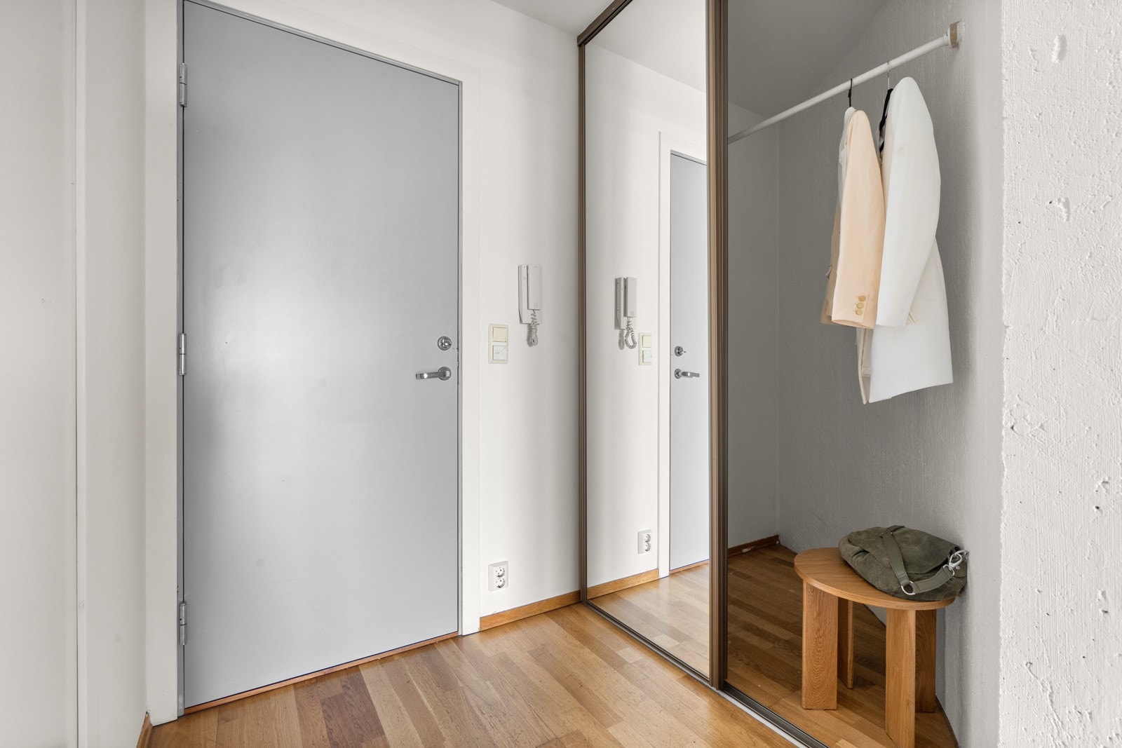 Hyggelig entré som gir et godt førsteinntrykk av leiligheten. God plass til yttertøy i romslig skyvedørsgarderobe med speilfronter. Galleribilde