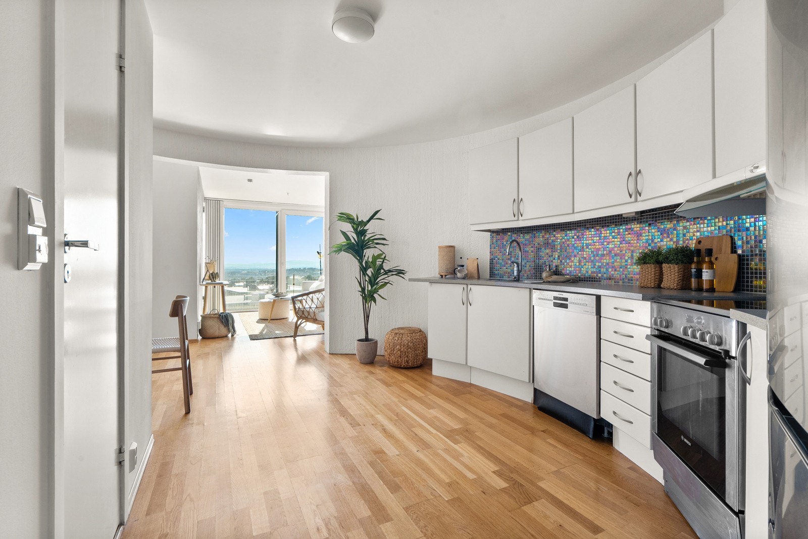 Leiligheten har en delvis åpen stue- og kjøkkenløsning, noe som sørger for sosiale oppholdsrom. Galleribilde