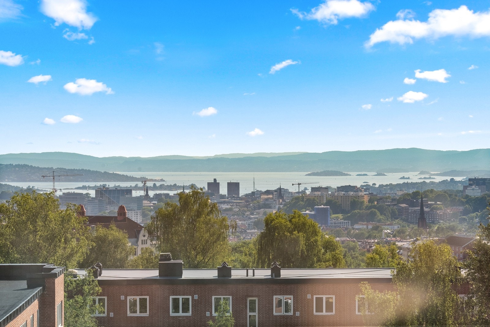 En lys og innbydende 2-roms utsiktsleilighet på toppen av Toshovdalen. Galleribilde