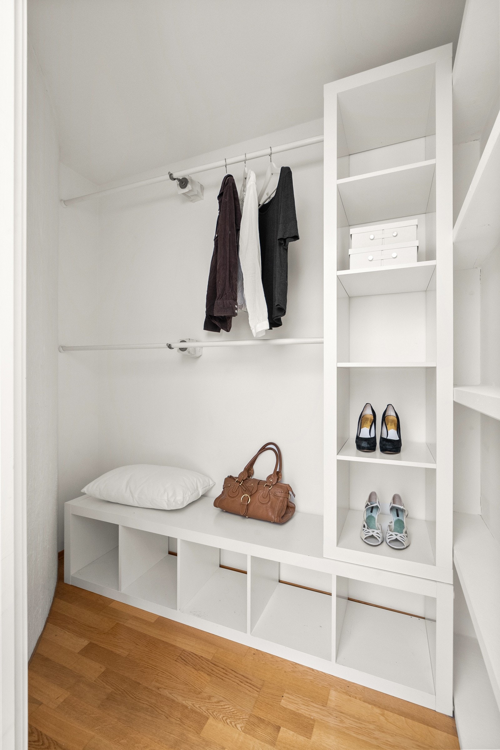 Walk-in closet. Galleribilde