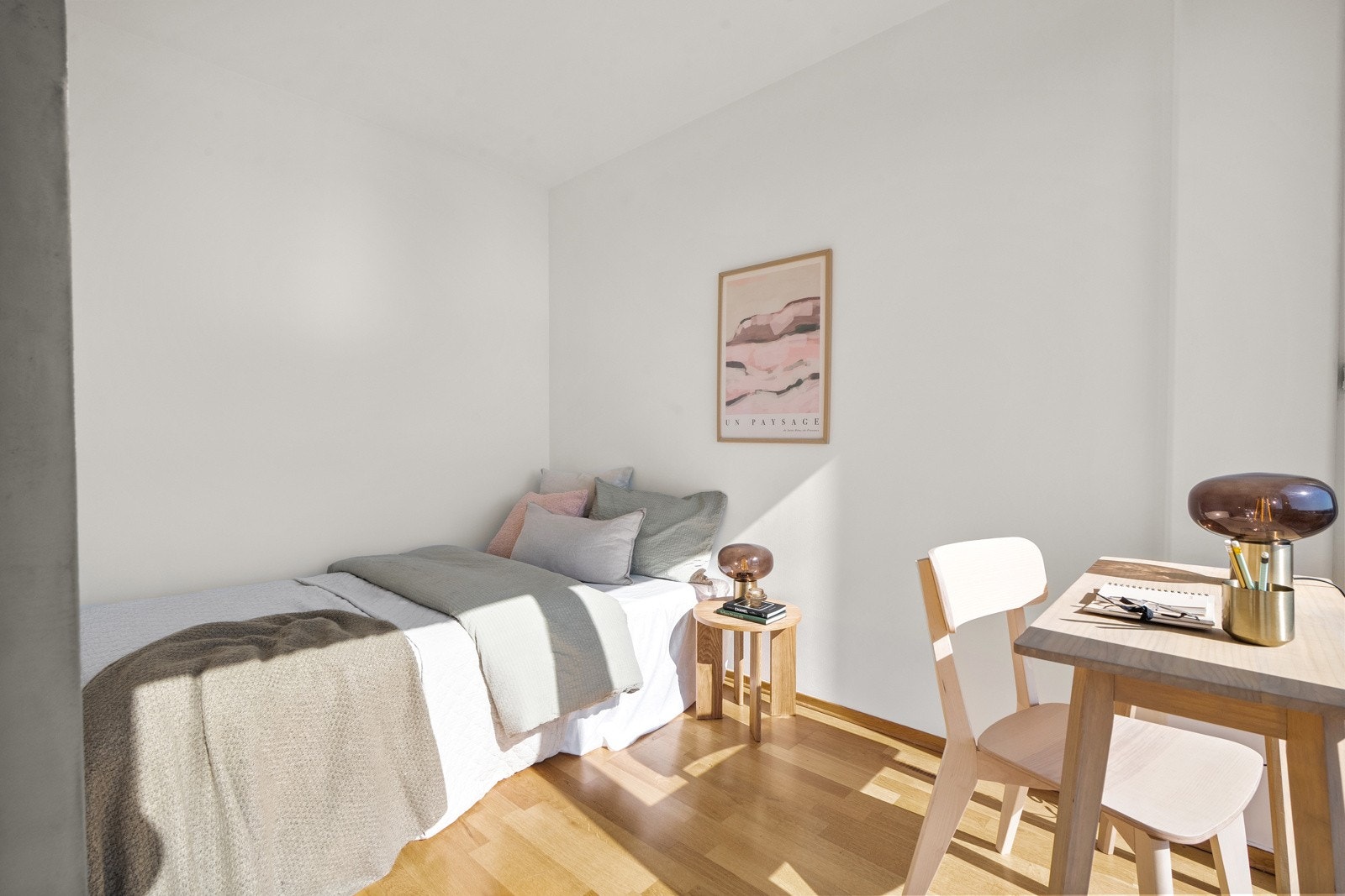 Luftig og fint soverom med plass til dobbeltseng, tilhørende nattbord og annet møblement. Galleribilde