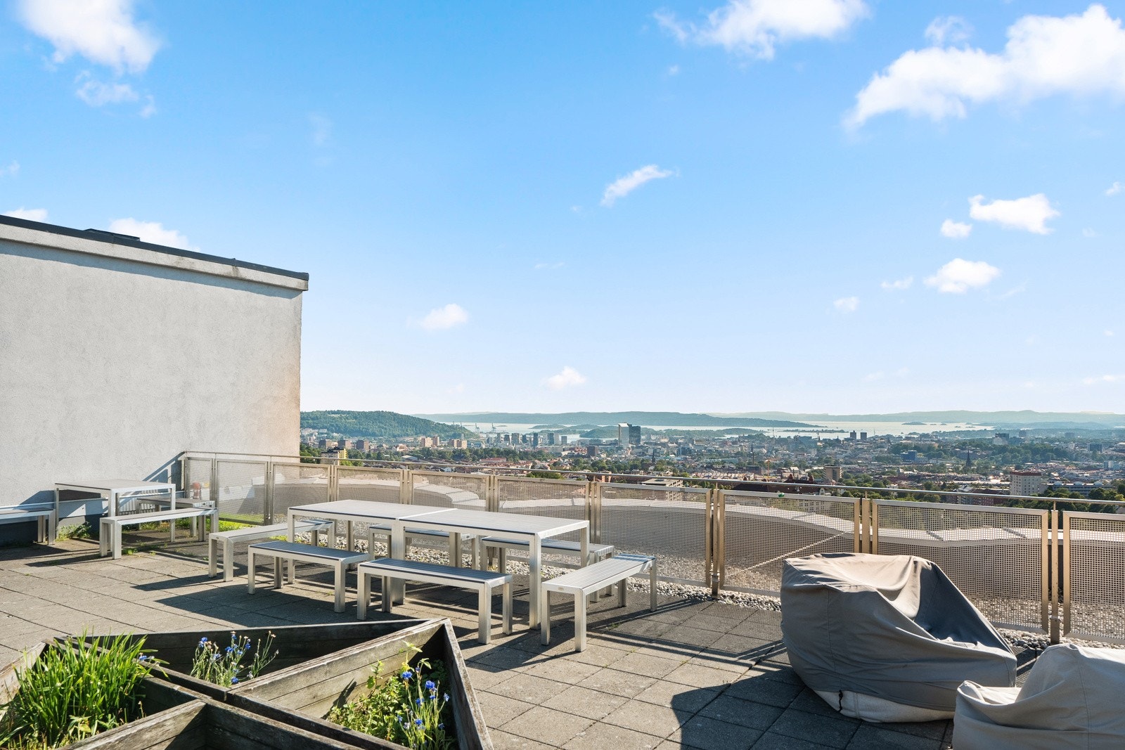 Sameiet har en felles takterrasse med flott utsikt og optimale solforhold, ideell for avslapning eller sosialt samvær. Galleribilde