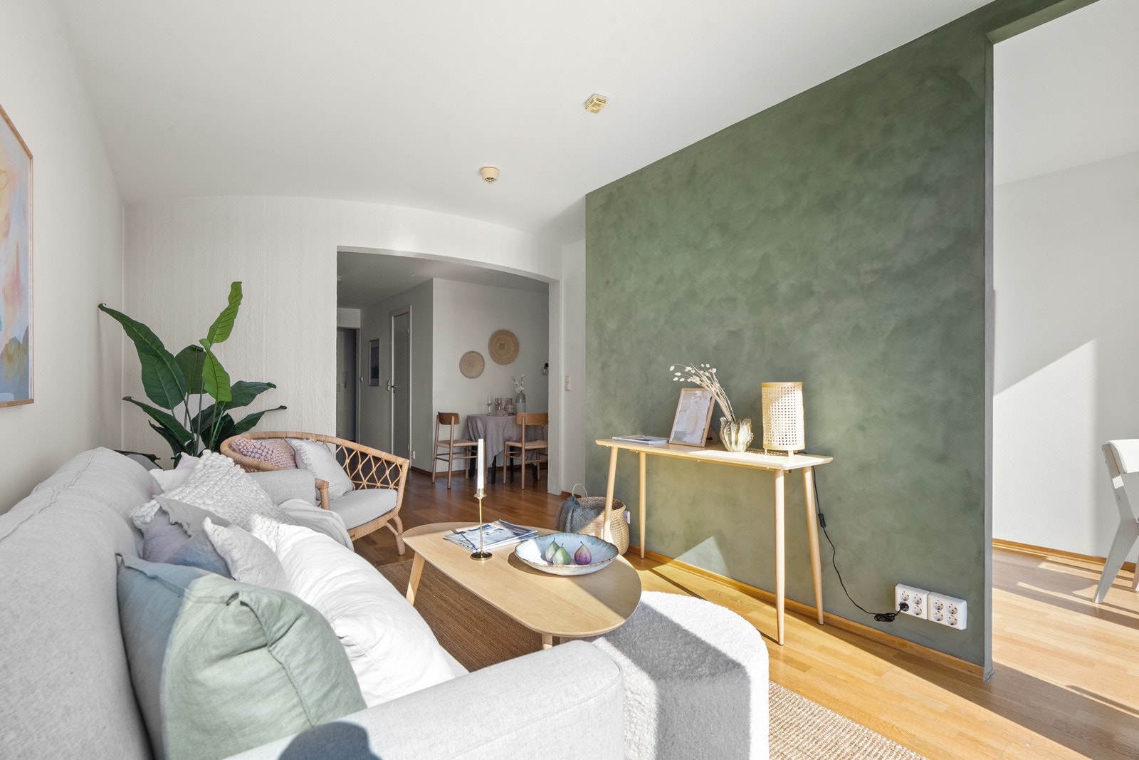 Stuen har gode møbleringsmuligheter, med plass til både sofagruppe, tv-seksjon og annen møblering. Galleribilde