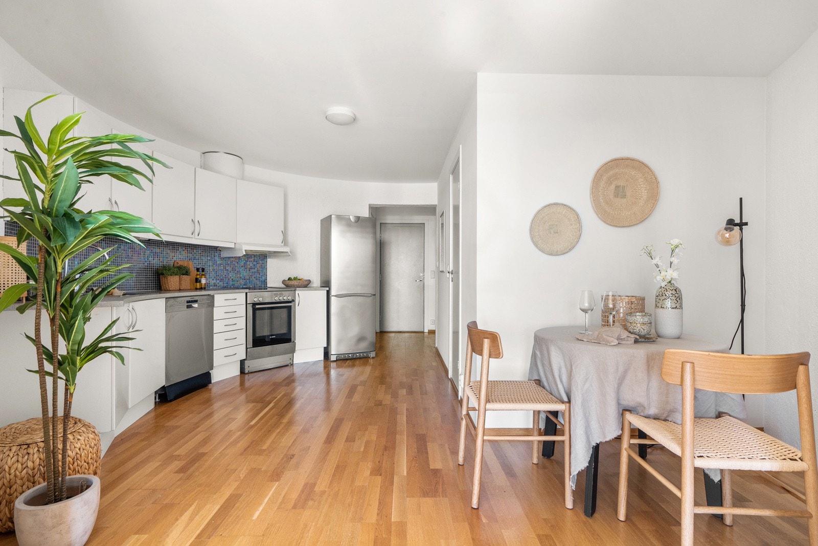 Leiligheten er vel gjennomført med overflater sparklet og malt i et tidløst fargevalg i 2025. Den ene veggen i stuen har blitt oppgradert med børstet kalk maling. Galleribilde