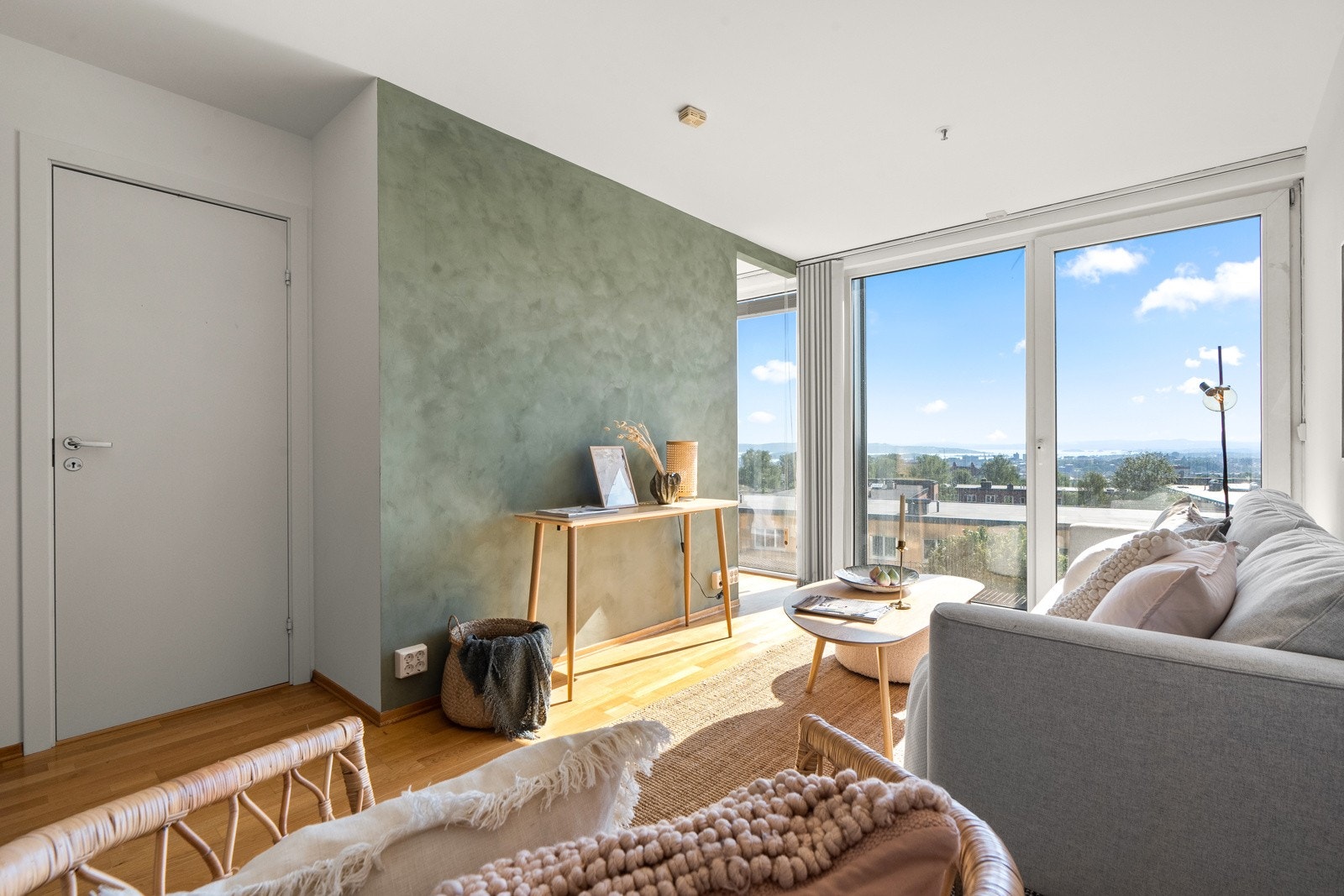 Leiligheten ligger fint til i byggets 5.etasje godt skjermet fra både innsyn og støy. Galleribilde