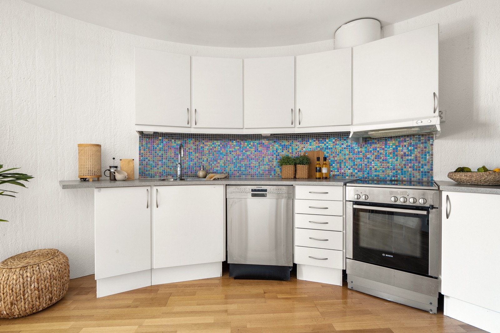 Kjøkkenet er videre utstyrt med frittstående hvitevarer som oppvaskmaskin, komfyr og kjøleskap med frysedel. Galleribilde