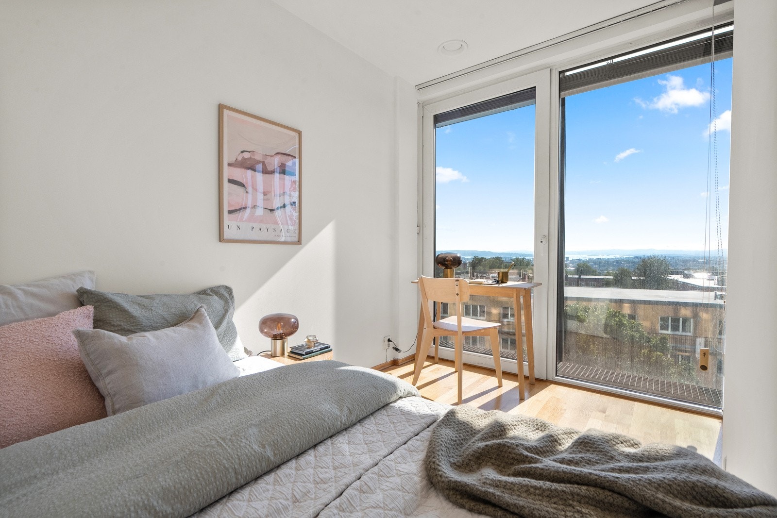 Vindusflatene strekker seg fra gulv til himling. Galleribilde