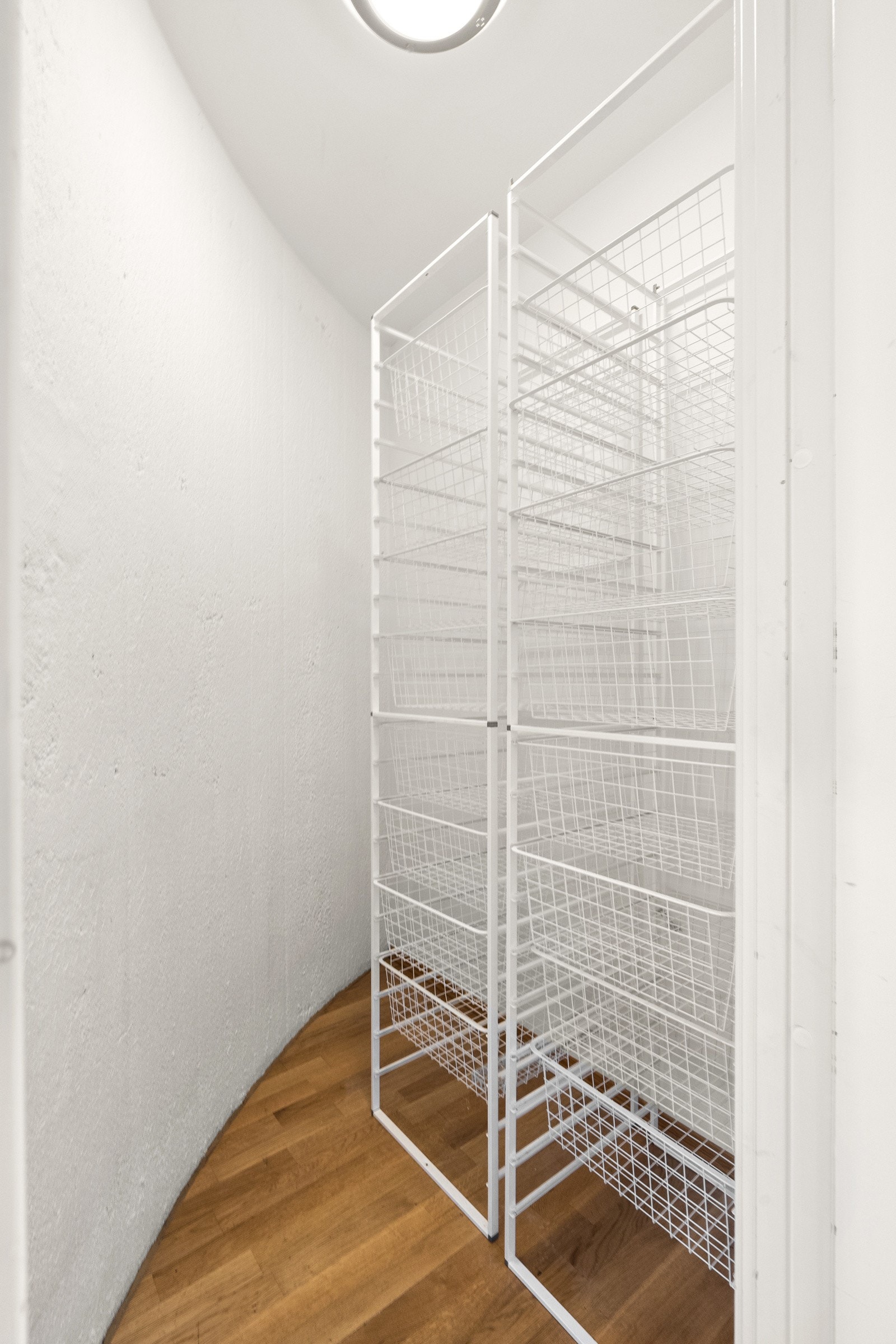 Det er ekstra lagringsplass i innvendig bod, walk- closet og kjellerbod på 4kvm. Galleribilde