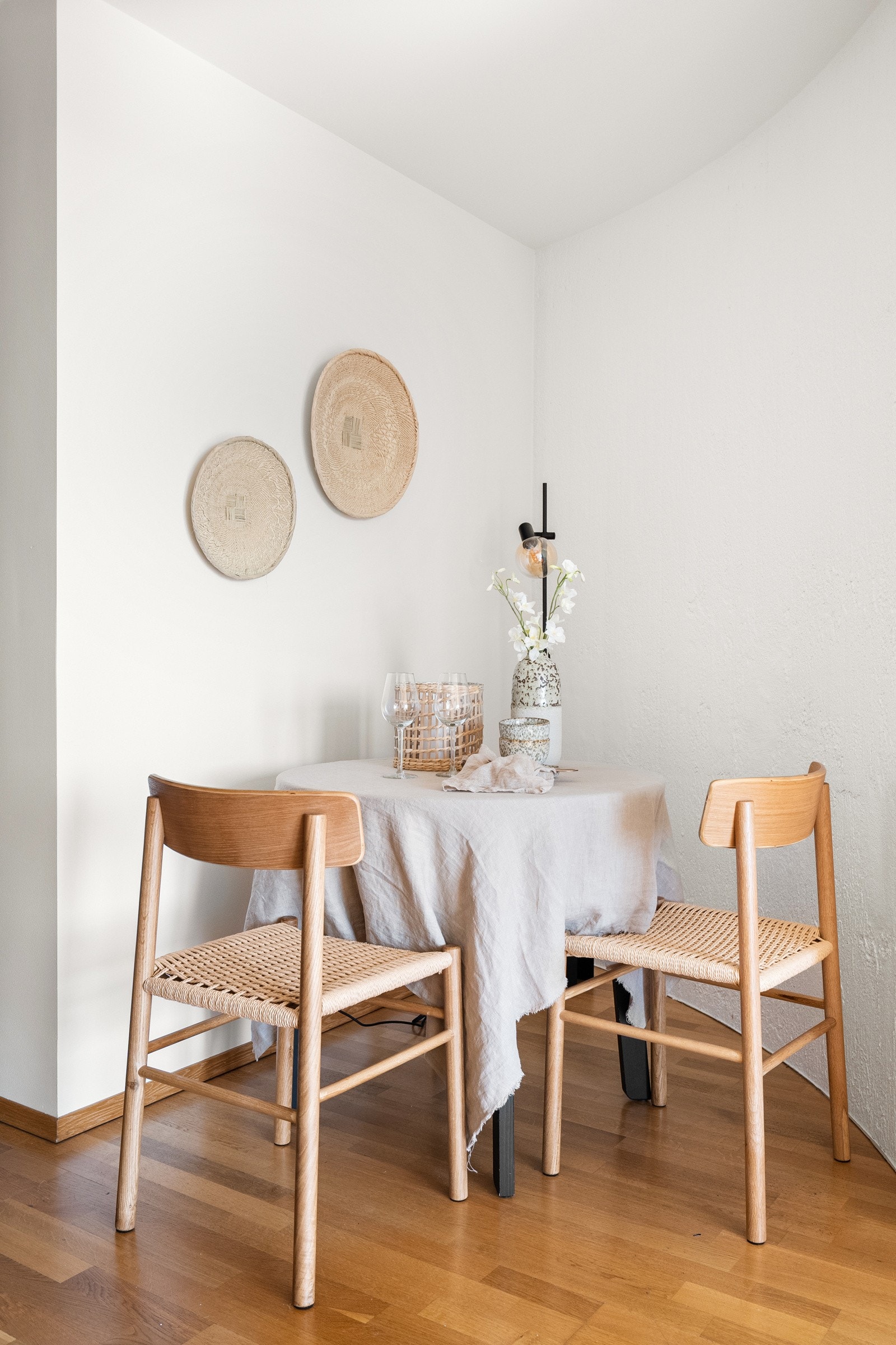 Det er god plass til et spisebord i overgang mot kjøkken. Galleribilde