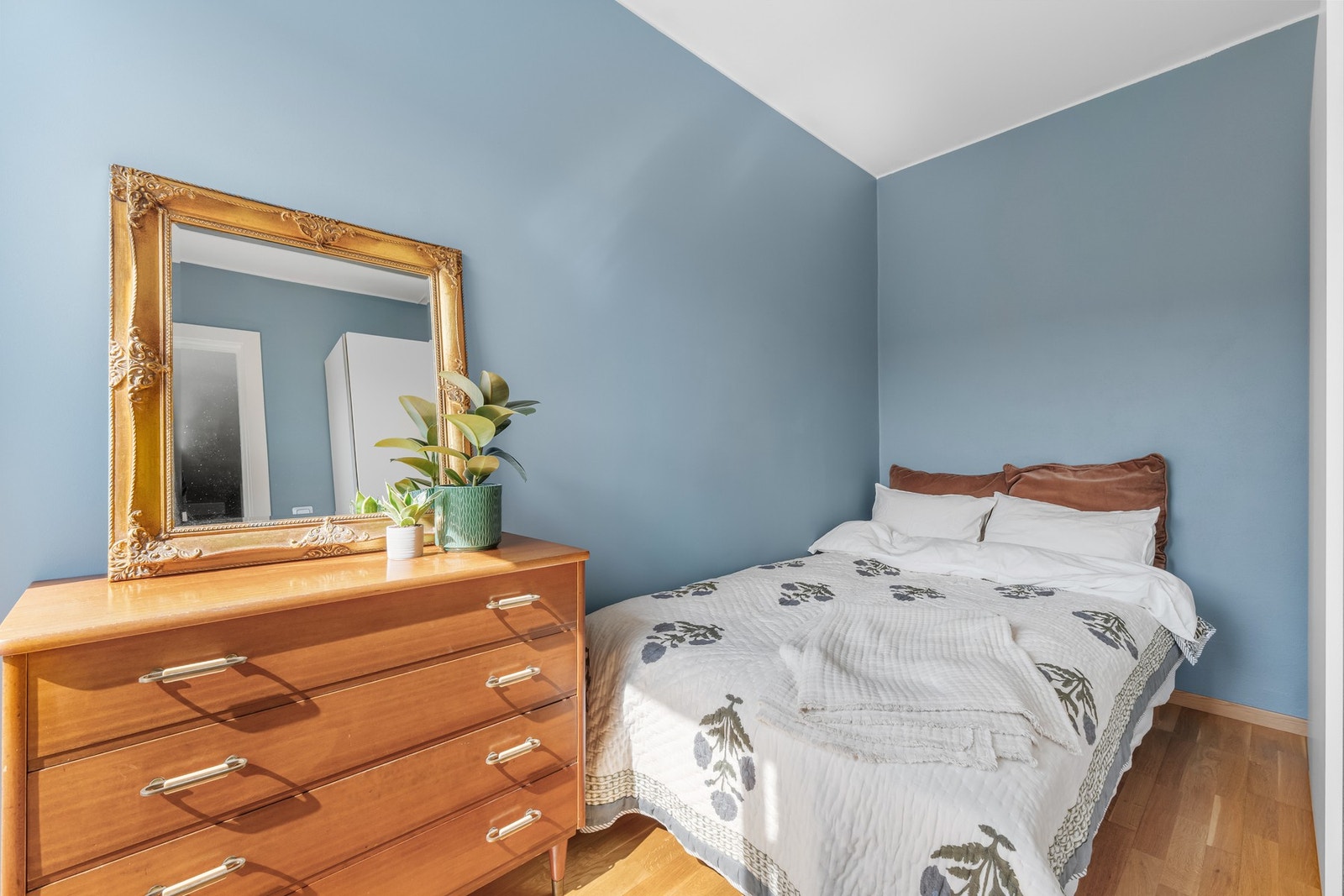 Soverommet er smart og effektivt utformet, og oppleves luftig til tross for boligens størrelse. Galleribilde