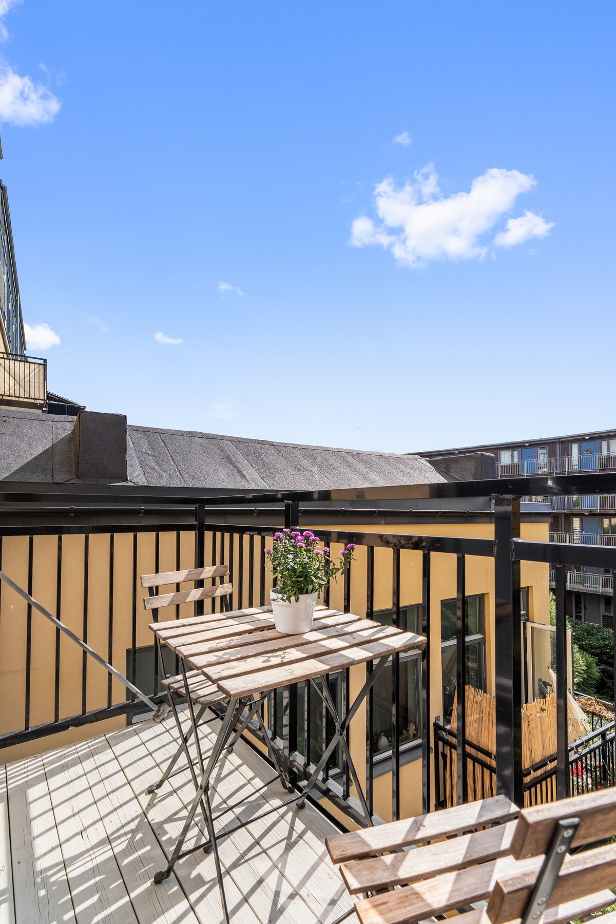 Her kan du nyte ettermiddagssolen med en kopp kaffe eller en god bok. Galleribilde