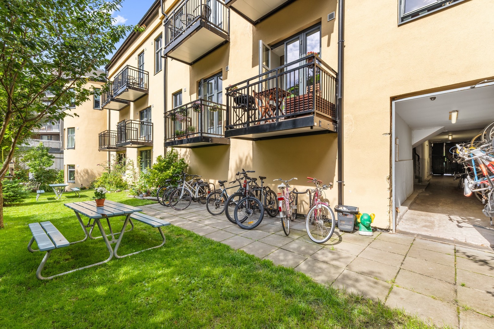 Trygg og enkel sykkelparkering tilgjengelig i både bakgård og fellesgang. Galleribilde