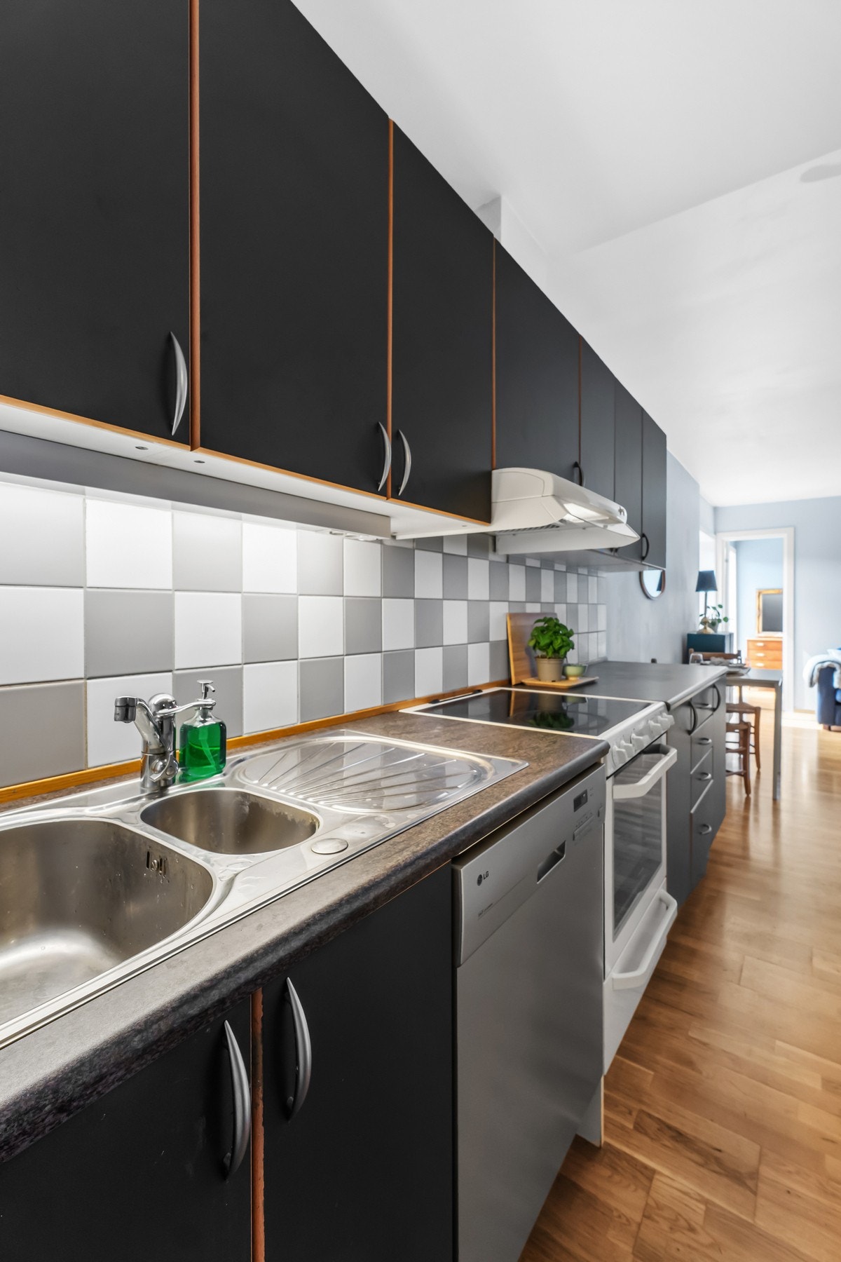 Tak og innvendige dører er malt i 2025, noe som gir et pent og oppgradert inntrykk. Galleribilde