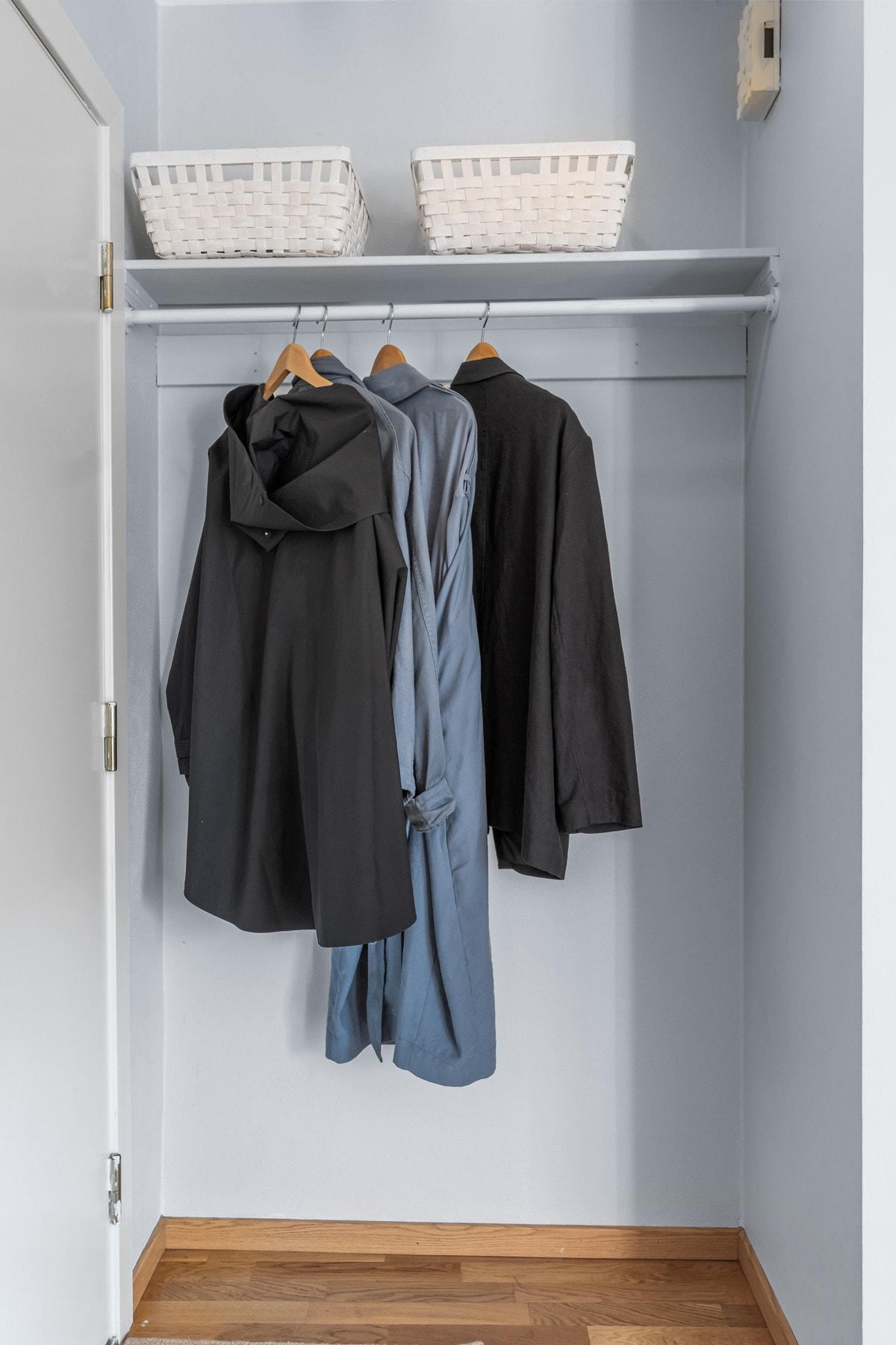 Den åpne løsningen mot stuen gir en god romfølelse allerede idet du kommer inn. Her er det plass til å henge fra seg jakker og sette fra seg sko. Galleribilde