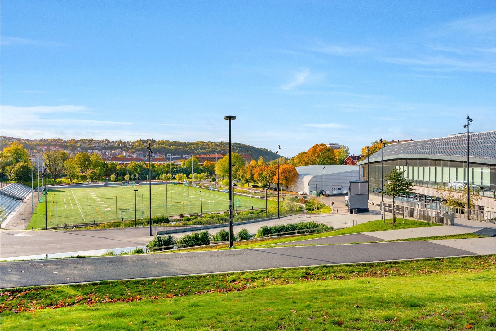 Det er kort vei til treningssenter og idrettshall, samt Jordal sportspark med bl.a. fotballbane, skøytehall, amerikansk fotball og skateanlegg m.m. Galleribilde