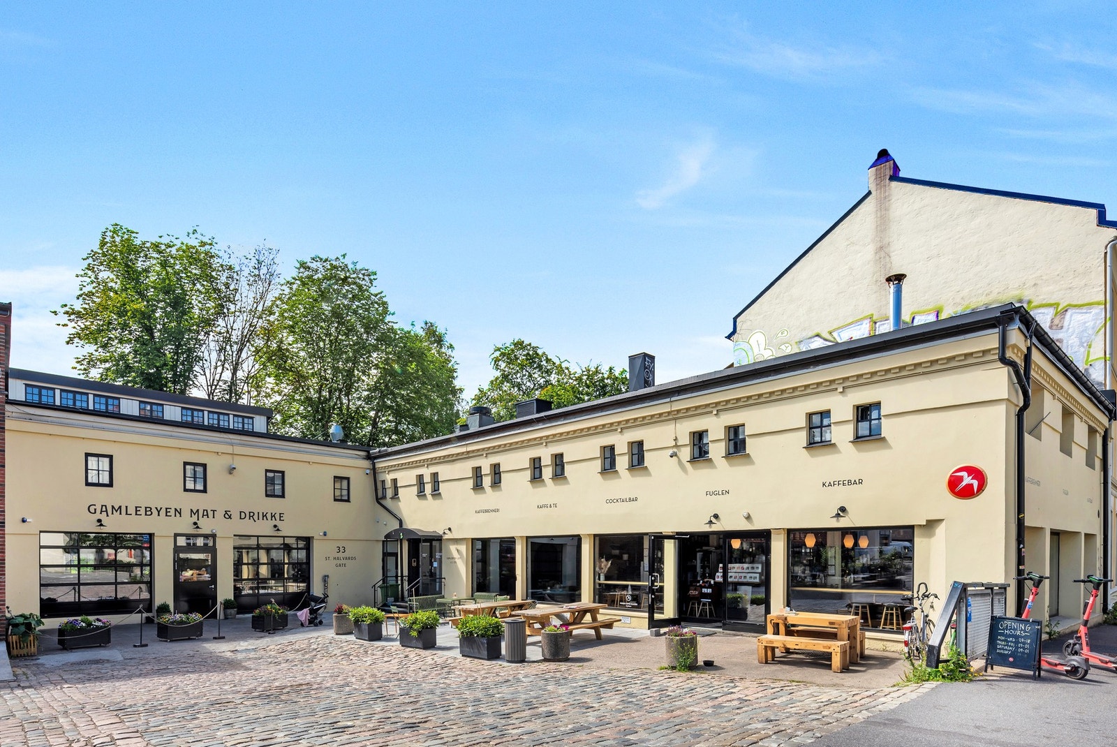 Området byr på flere hyggelige kafeer, blant annet den populære Fuglen Kaffebar, kjent for kvalitetskaffe på dagtid og en unik cocktailbar-atmosfære på kvelden. Galleribilde