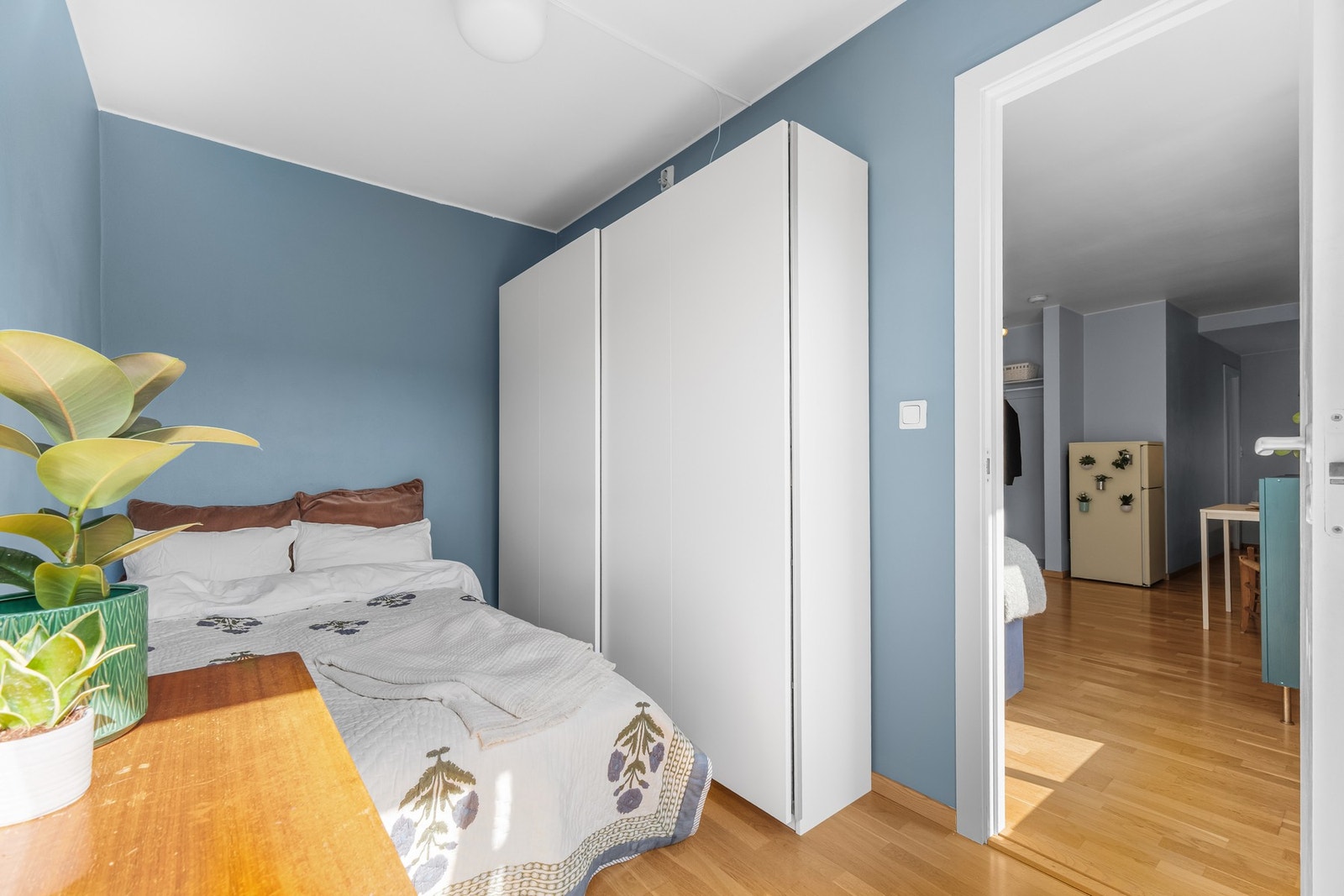 Den store skyvedørsgarderoben gir svært gode oppbevaringsmuligheter. Galleribilde