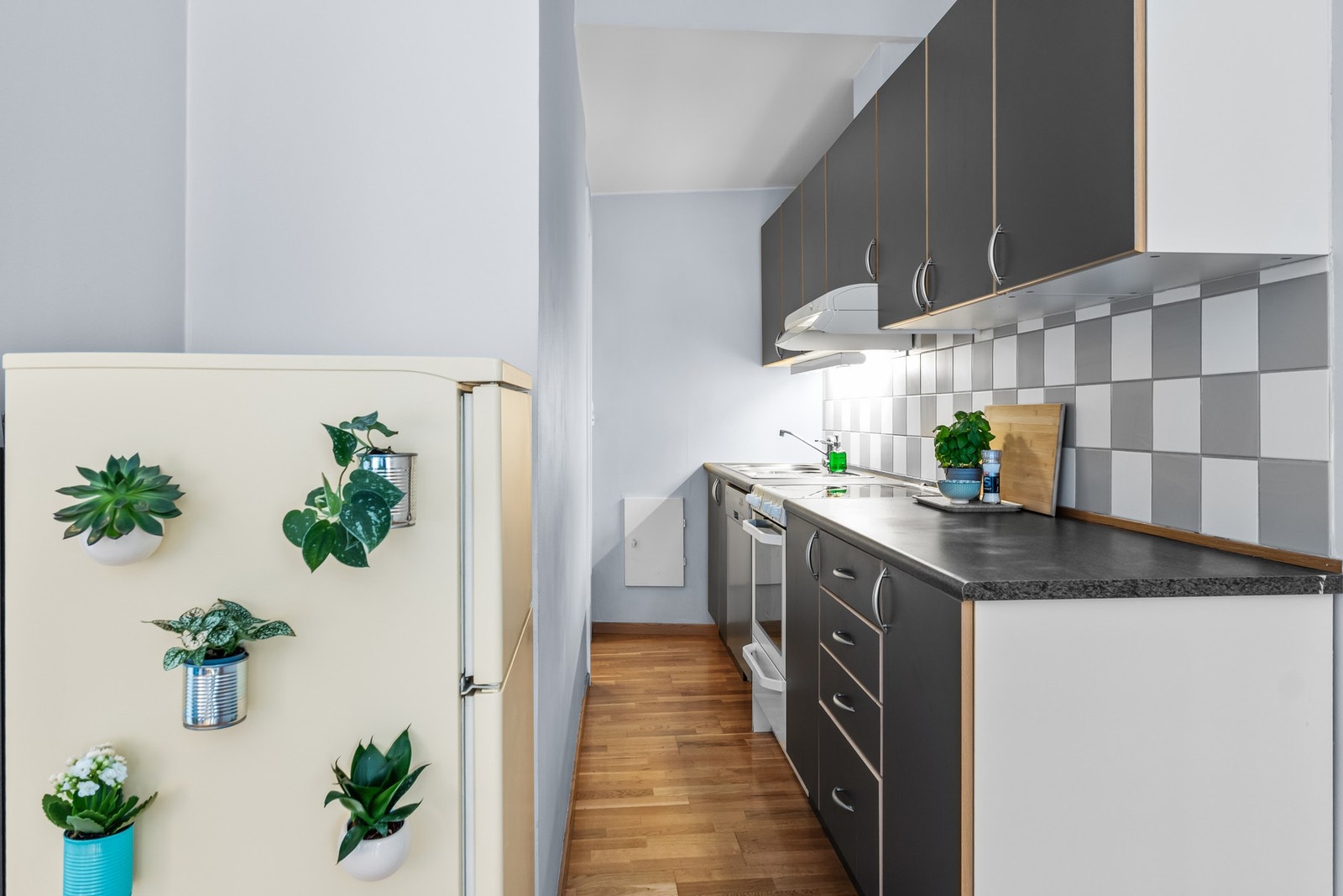 Kjøkkenet er effektivt utformet med glatte fronter, laminat benkeplate og rikelig med skap- og benkeplass. Galleribilde