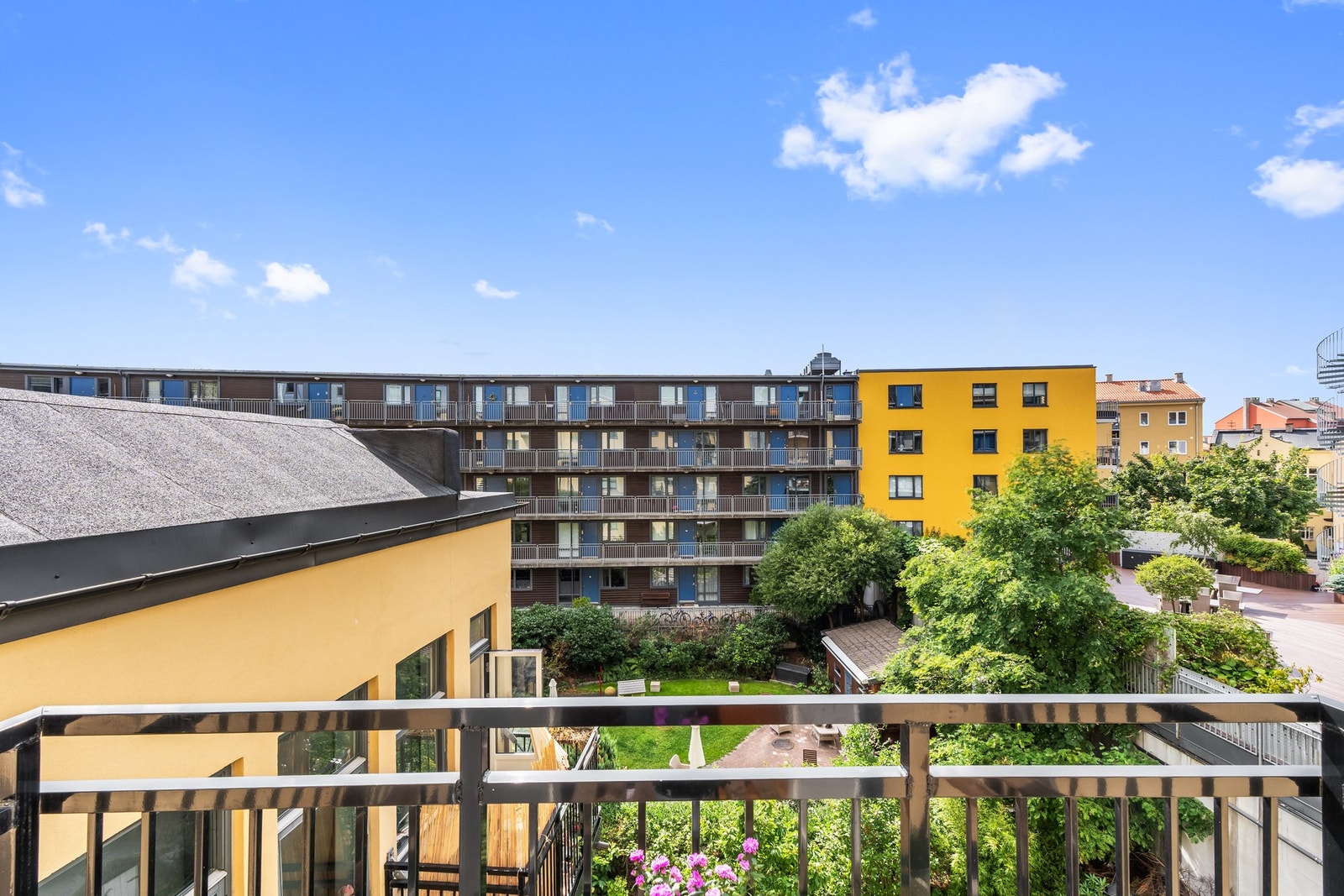 Fra balkongen kan du nyte utsikten uten innsyn fra naboer. Galleribilde