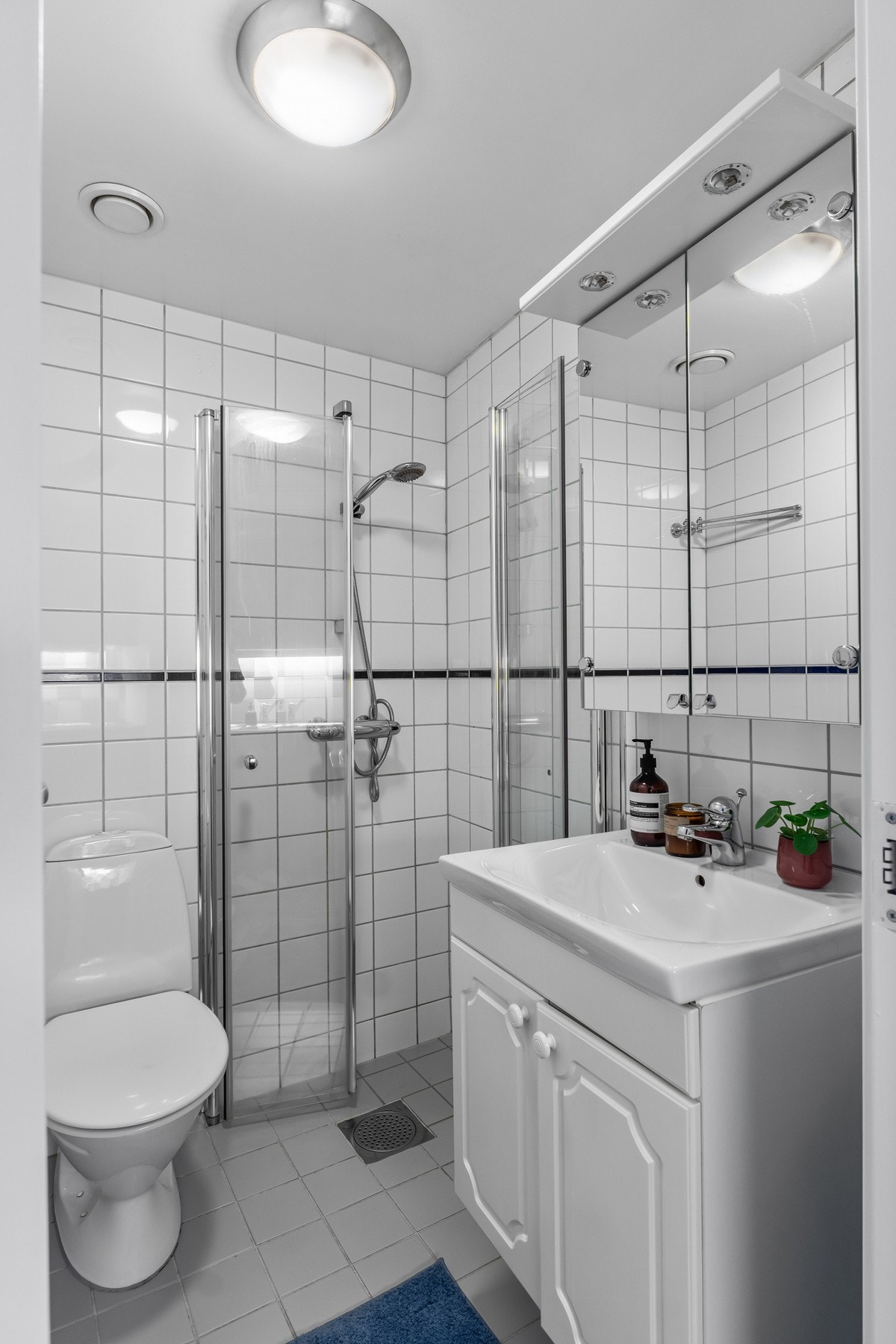 Kontrollpanelet for varmekablene ble skiftet i 2019. Det er i tillegg fellesvaskeri i kjelleren. Galleribilde