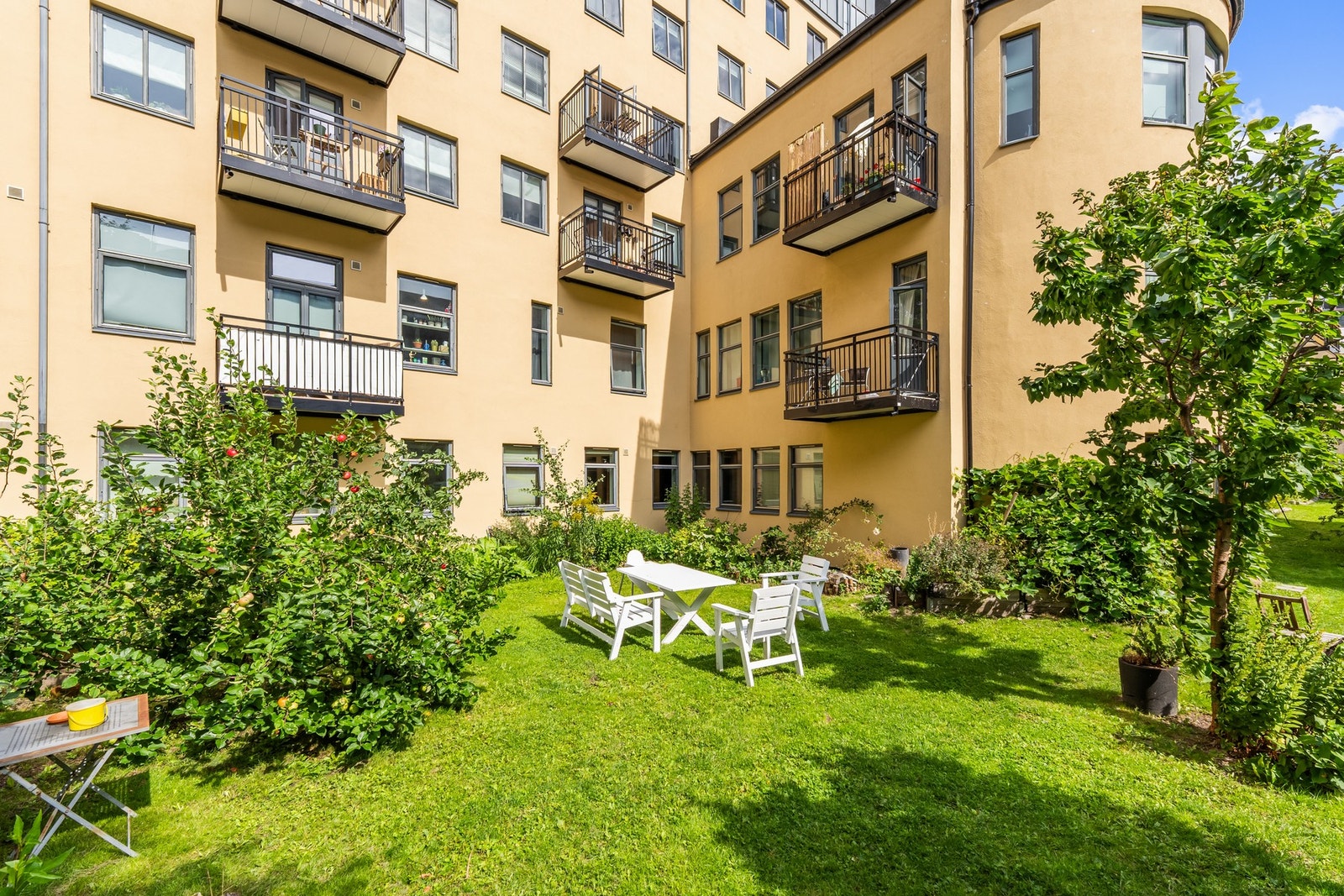 Enebakkveien 15 er en arealeffektiv 2-roms andelsleilighet i byggets 4. etasje, med direkte adkomst via heis. Galleribilde