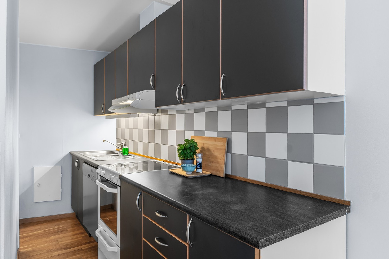 Det er etablert opplegg for oppvaskmaskin, og ventilasjonen skjer via avtrekksanlegg. Galleribilde