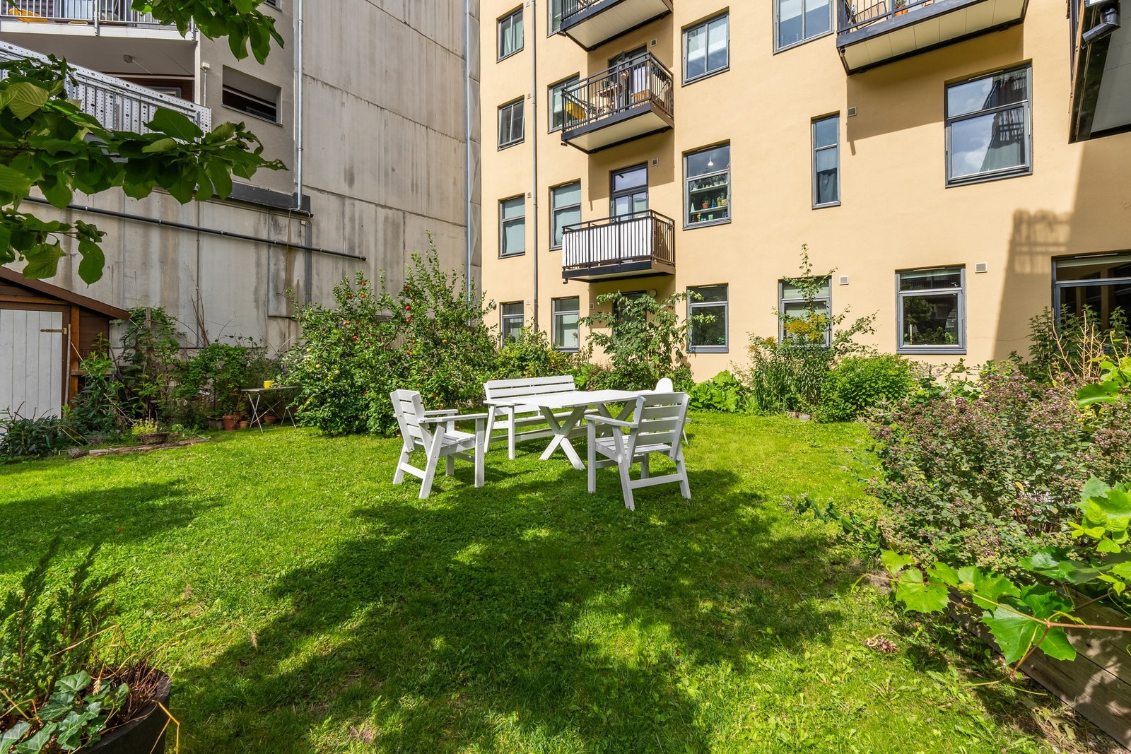 Balkongen har flere soner med koselige sittegrupper og et mangfold av planter, blomster og grønne innslag som gir et trivelig og innbydende preg. Galleribilde