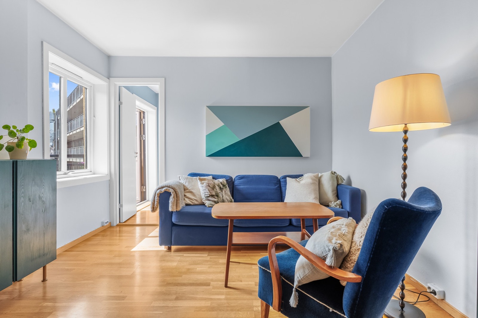 Stuen er overraskende romslig, og har en lun og innbydende atmosfære. Den store vindusflaten gir godt med naturlig lys. Galleribilde