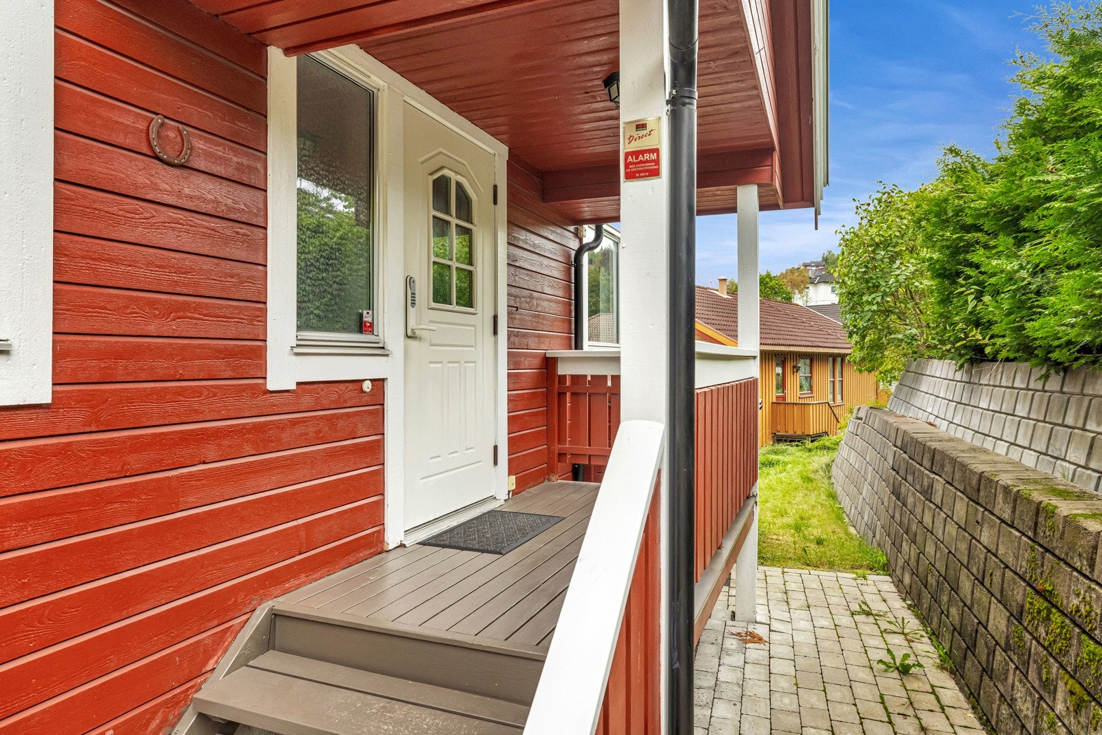 Boligen har et koselig og overbygd inngangsaparti. Galleribilde