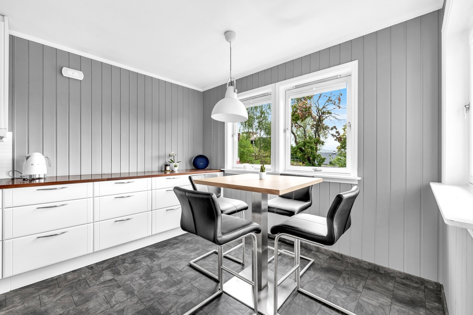 Kjøkkenet har rikelig med oppbevaringsplass i skaop og skuffer og en stor kjøkkenbenk som inviterer til matlaging. Galleribilde