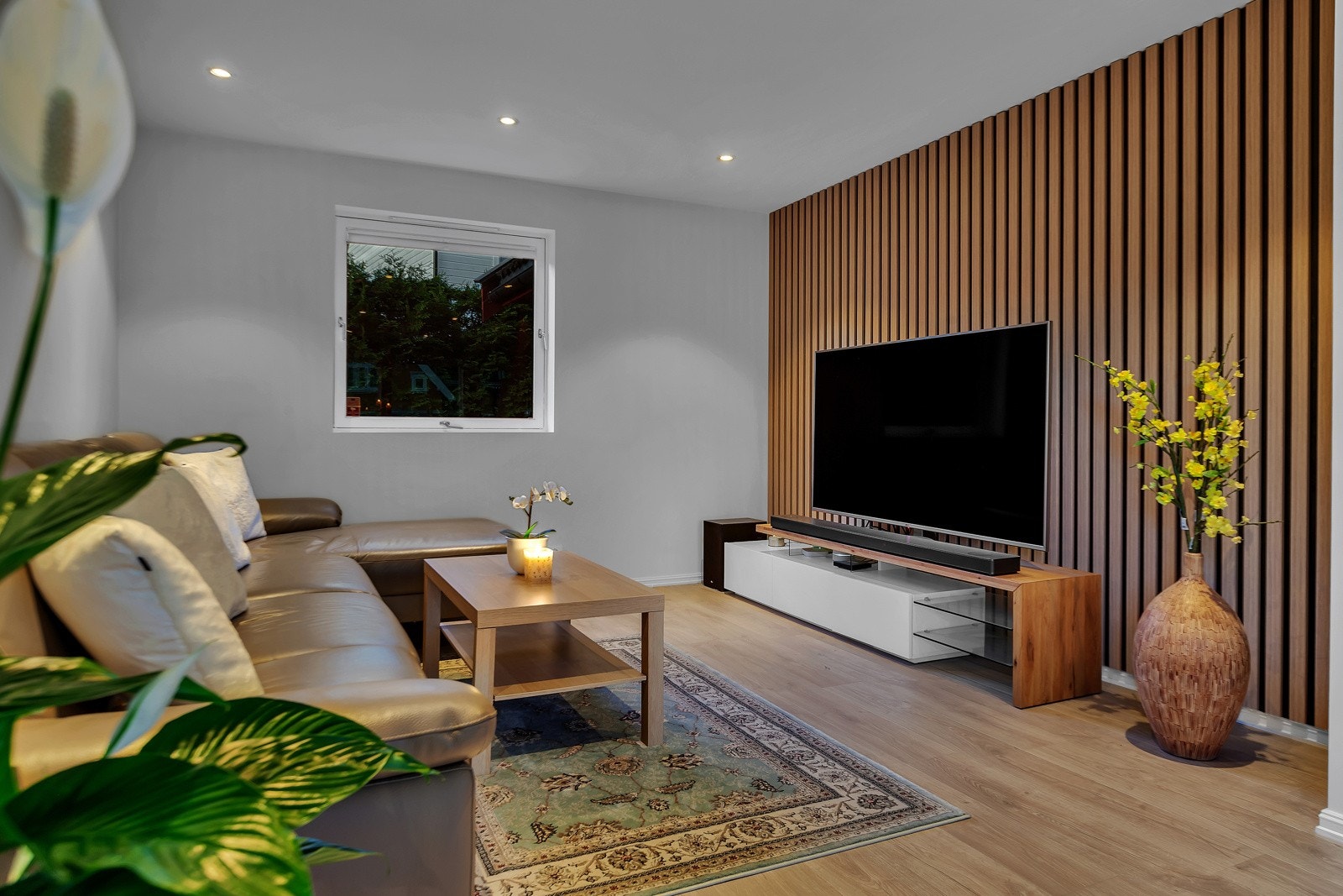 Det er montert en spilevegg som gir rommet en god atmosfære og gjør at tv-stuen virker lun og avlappende. Galleribilde