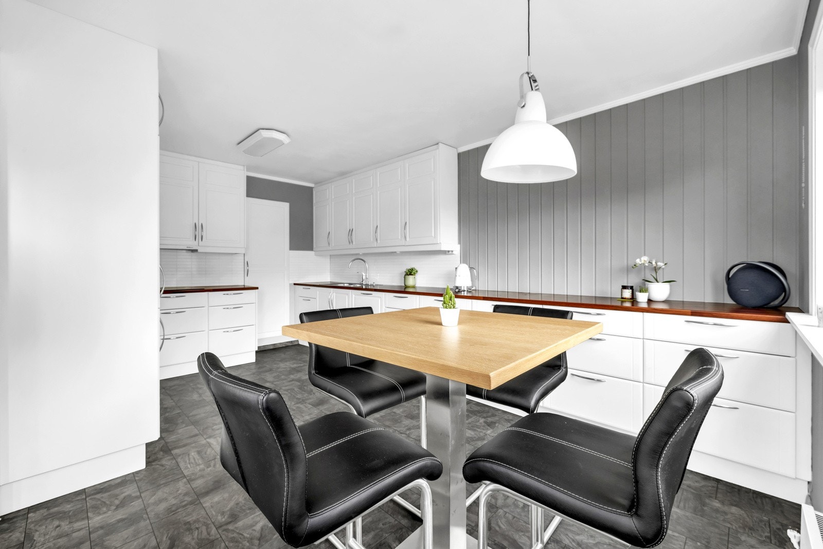 Kjøkkeninnredningen er fra 2013 og har klassiske og hvite profilerte fronter med en benkeplate i laminat. Galleribilde