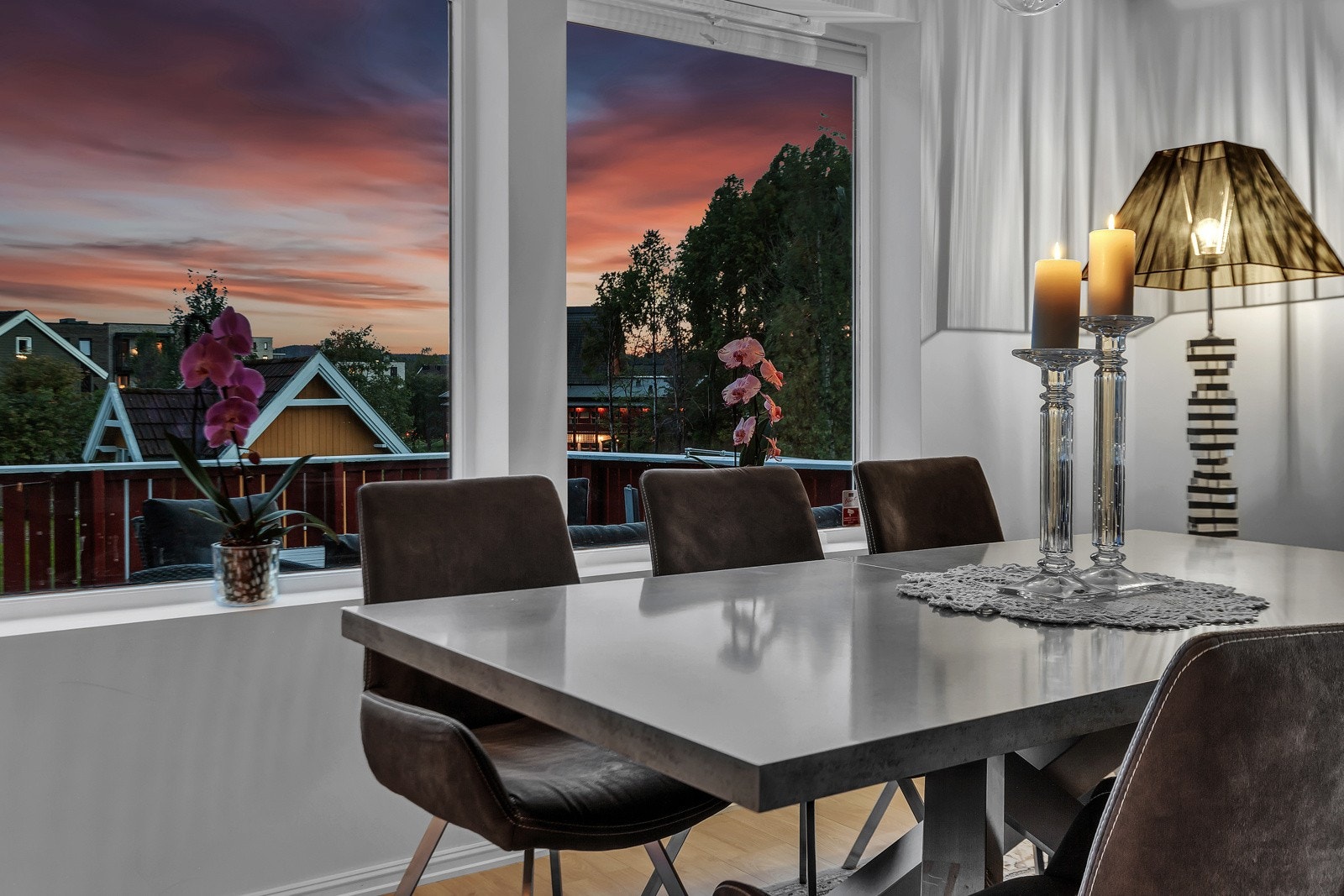 Fra boligen har du kort vei til skoler, barnehager og en rekke flotte servicetilbud. Galleribilde