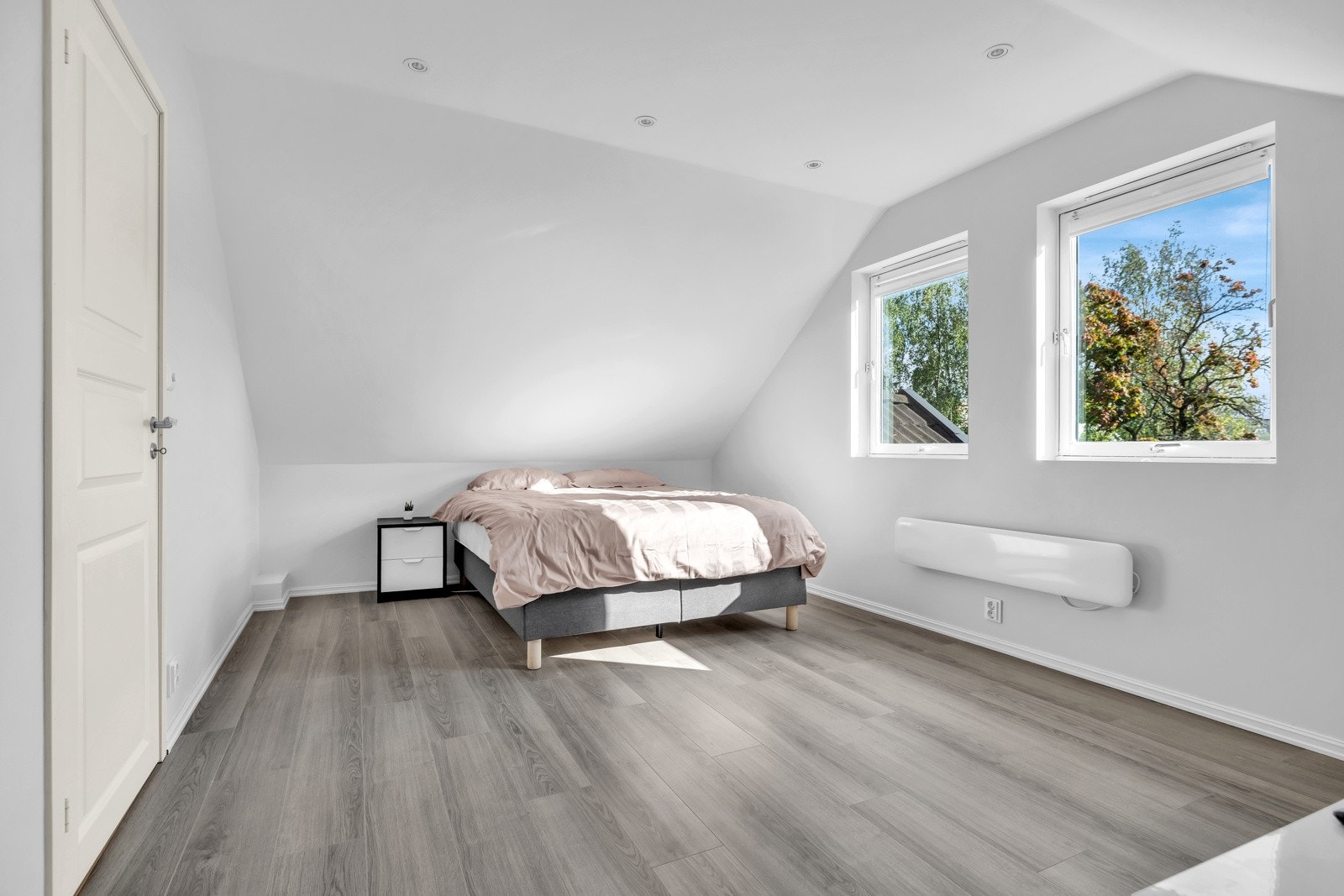 Soverom 3 er i dag innredet som hovedsoverom og har god plass til en dobbeltseng med tilhørende møblement, samt en garderobe for oppbevaring av klær. Galleribilde