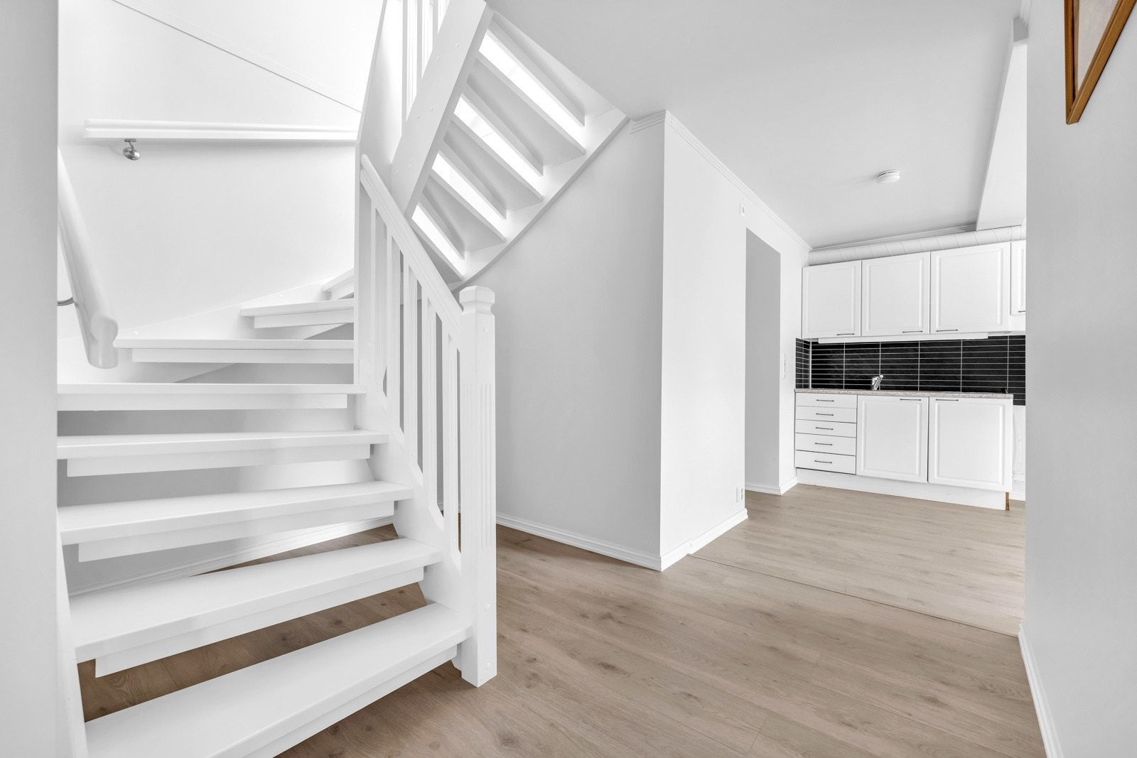 Det er montert kjøkkeninnredning i kjelleren. Kjøkkenet benyttes i dag kun til lagring. Galleribilde