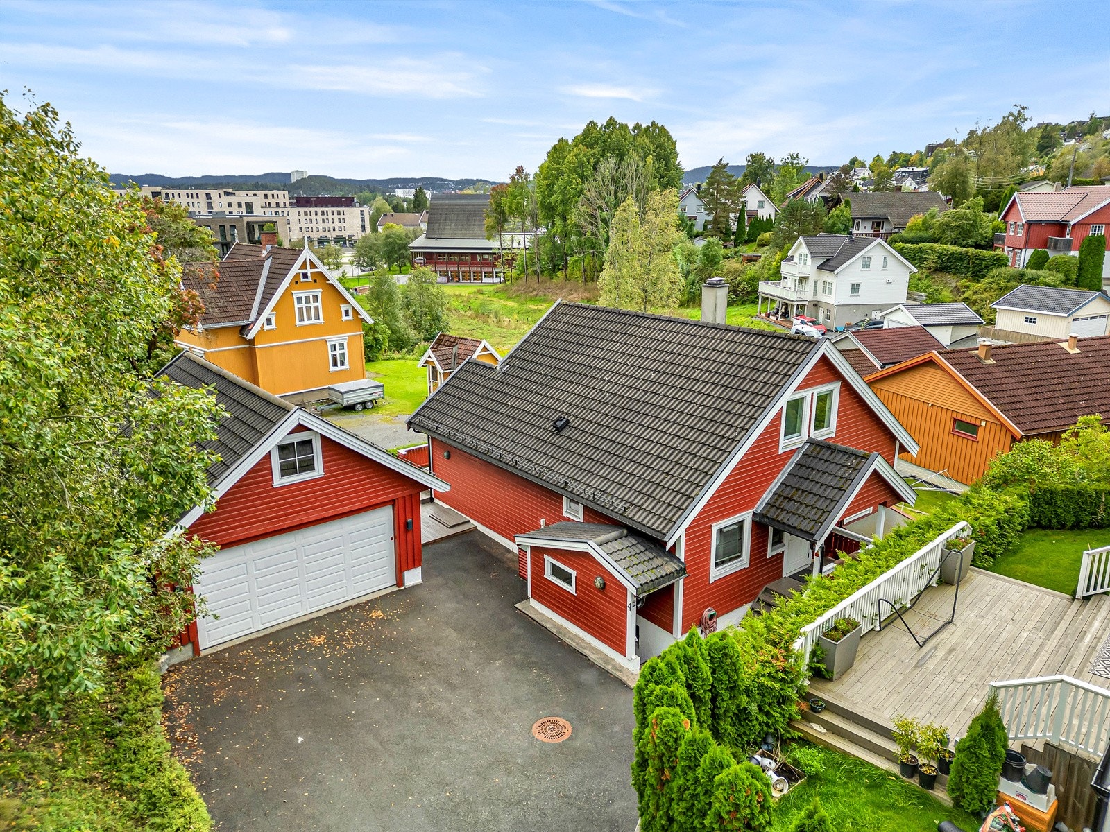 Boligen har en dobbel garasje med gode lagringsmuligheter og elbil lader. Galleribilde