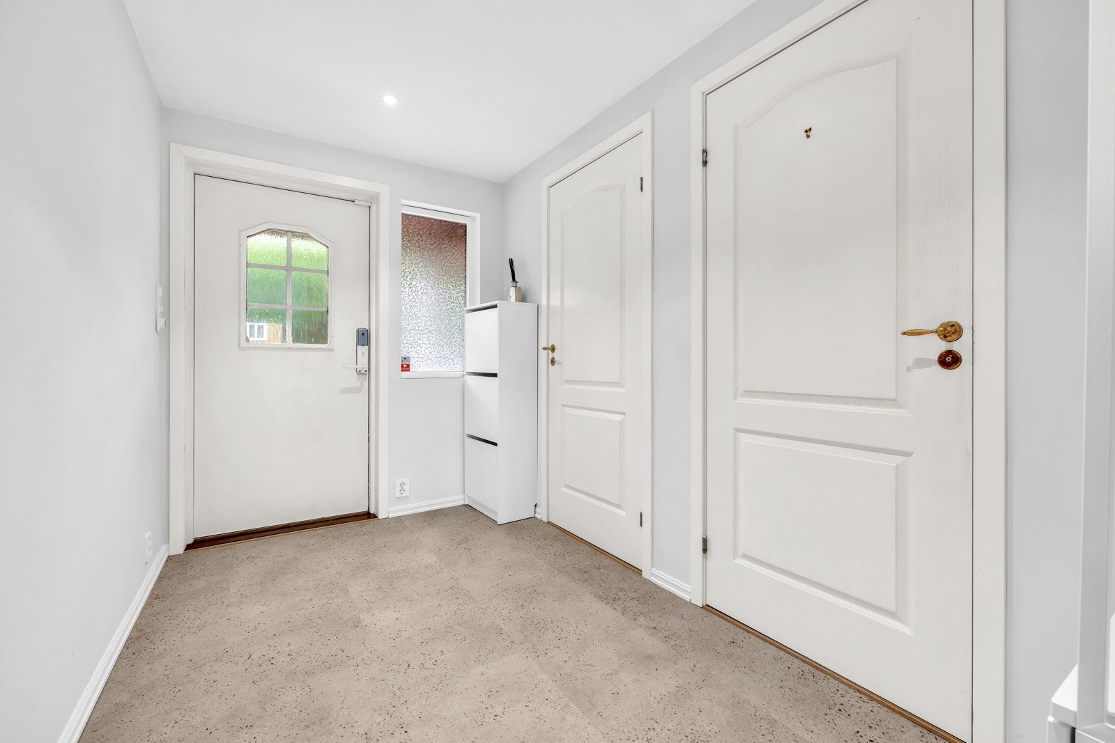 Du ønskes velkommen inn i en lysmalt entré med slitesterk klikkvinyl på gulvene. Galleribilde