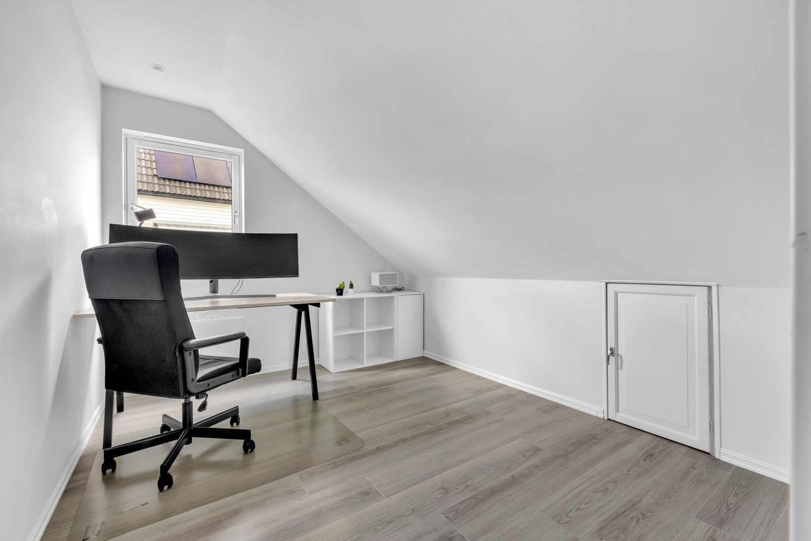 Soverom 1 ligger i andre etasje og har laminat på gulvet og hvitmalte vegger. Rommet benyttes i dag som kontor, men har god plass til seng og garrderobeskap. Galleribilde