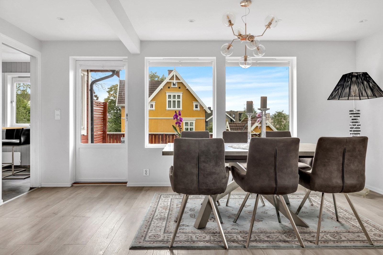 Herfra har du adkomst til boligens terrasse på ca. 45 kvm. Galleribilde