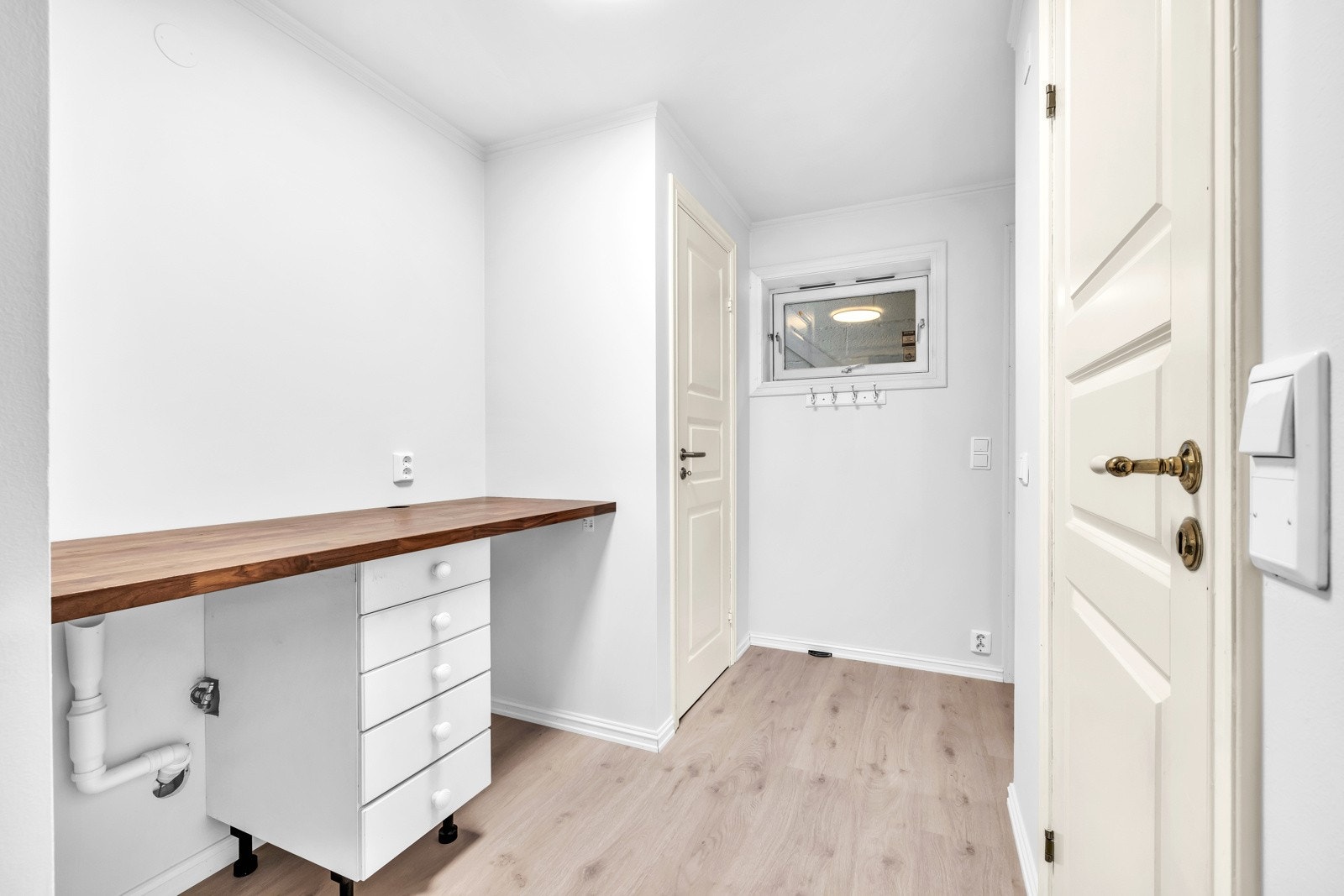 Kjelleren har gode lagringsmuligheter for oppbevaring av sesongvarer. Galleribilde