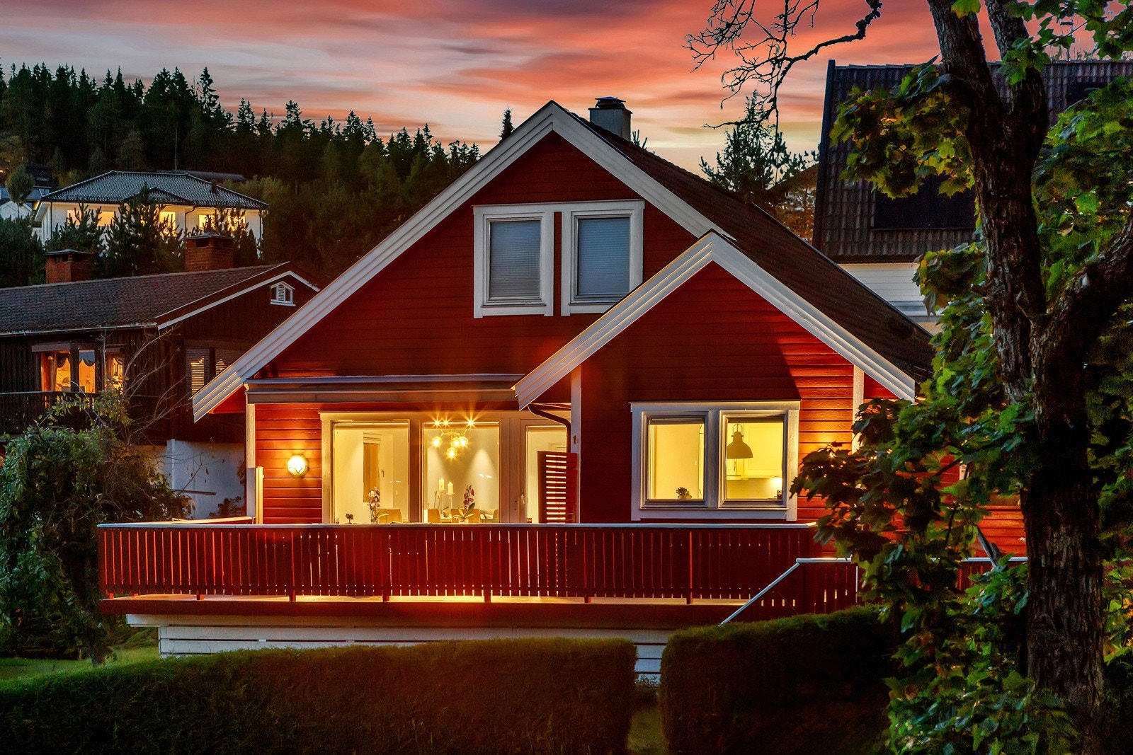 Boligen har gjennomgående store vindusflater som gir god gjennomlysning i boligen. Galleribilde