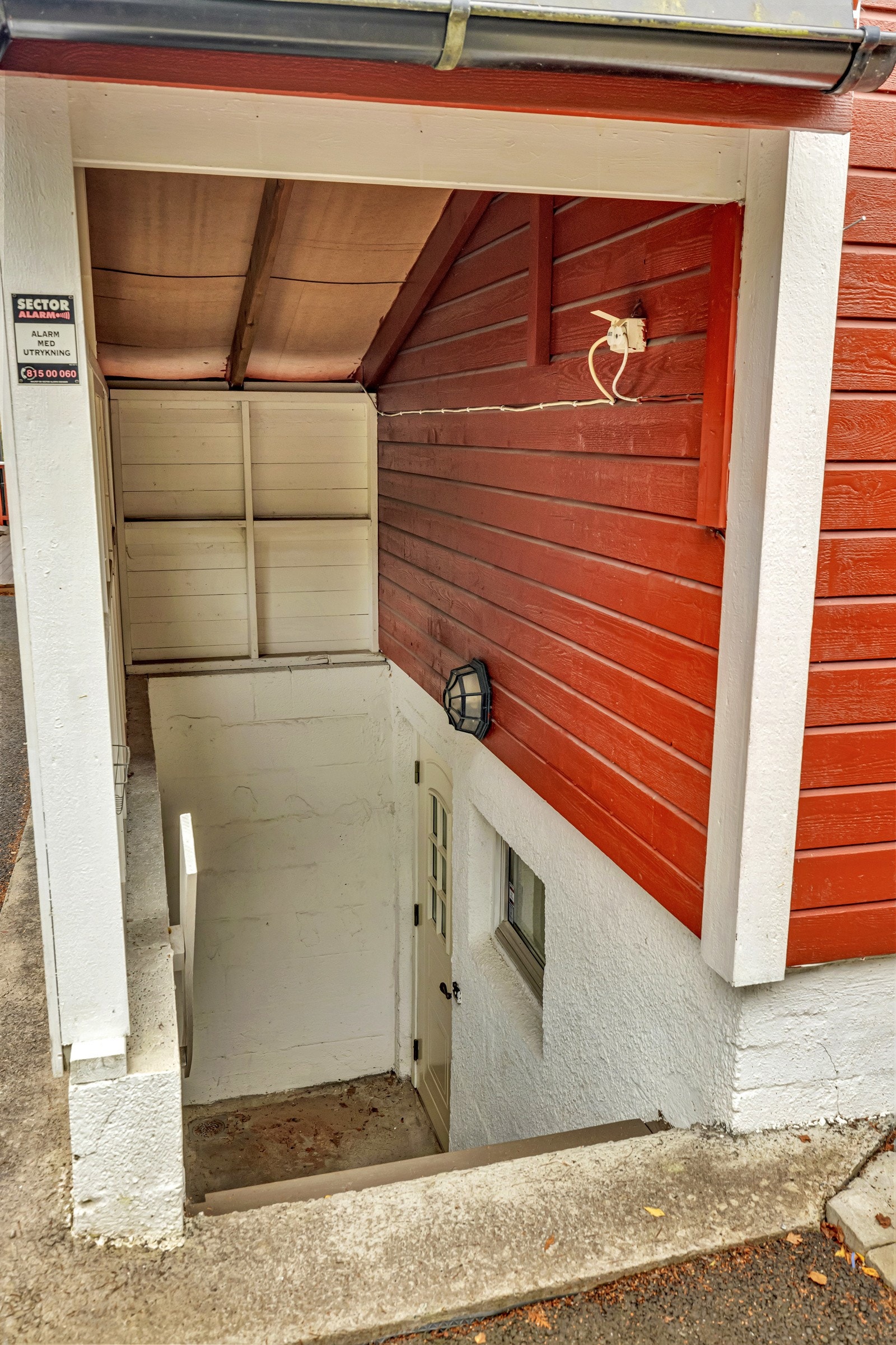 Kjelleren har egen overbygget inngang. Galleribilde