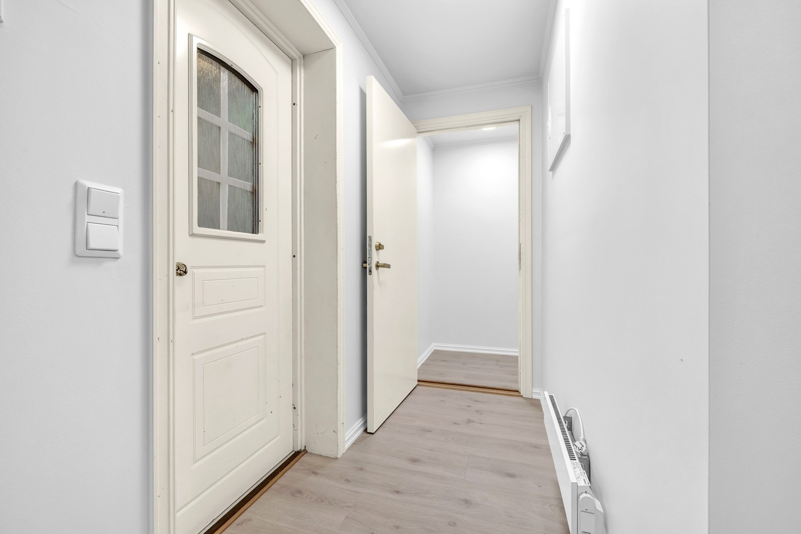 Kjelleren har egen inngang med god plass til garderobe og kommode. Galleribilde