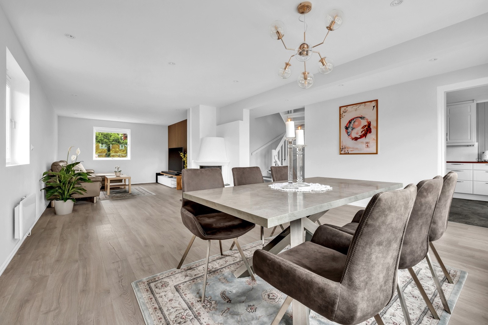 Store vinduer gir rommet rikelig med lysinnslipp. Galleribilde