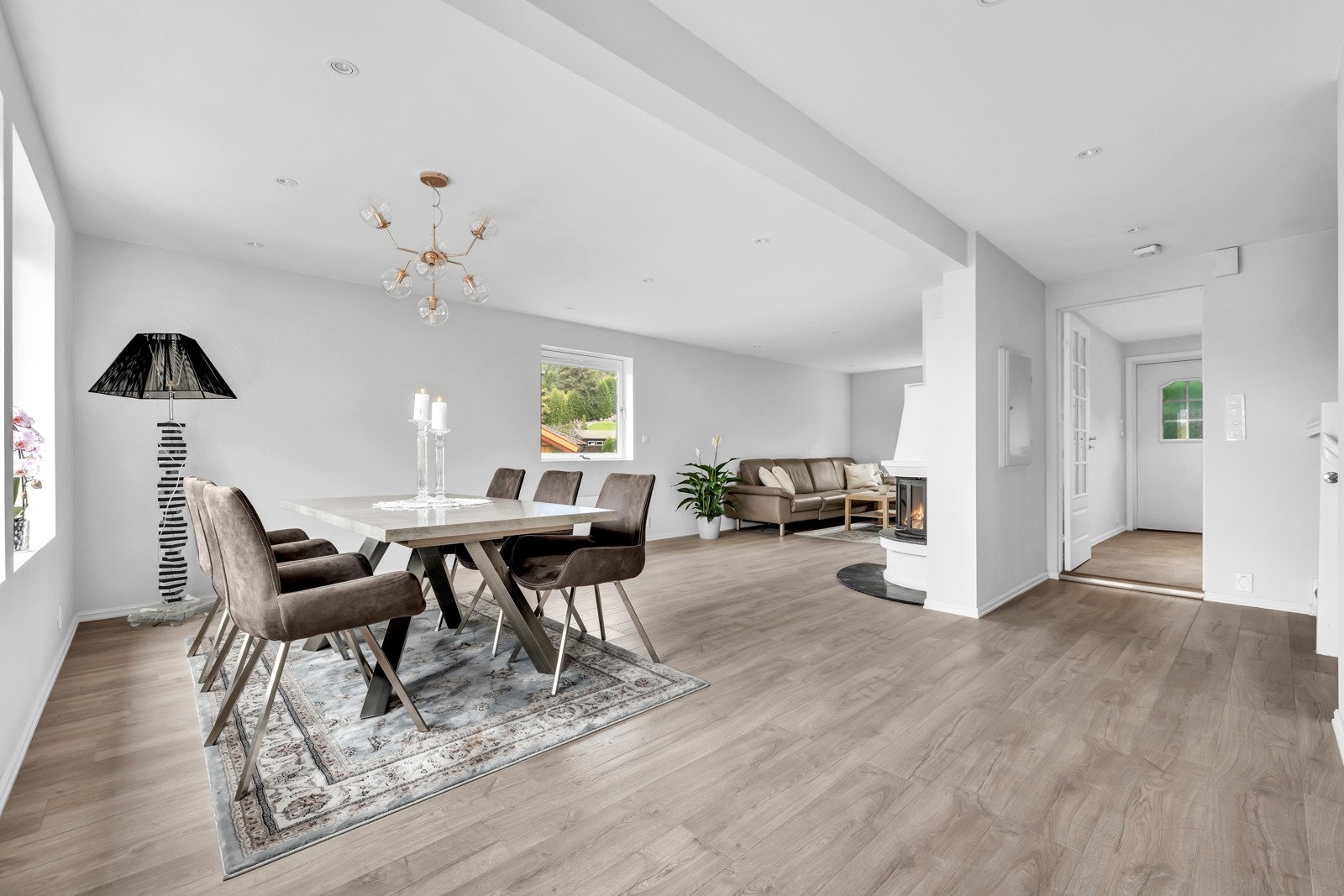 Stuen har god plass til et stort spisebord hvor du kan invitere venner og familie. Galleribilde