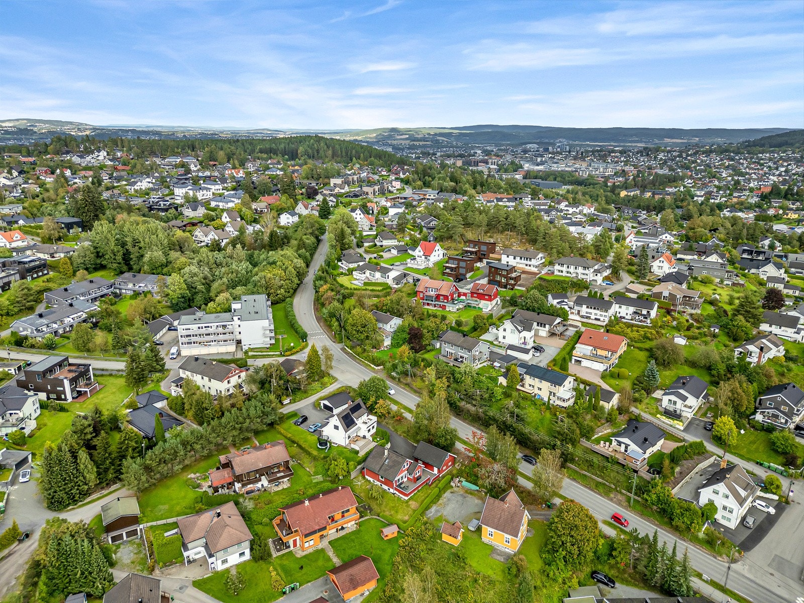Boligen ligger i et etablert boområde med kort vei til skoler og barnehager, samt gangavstand til tog- og busstasjon. Galleribilde