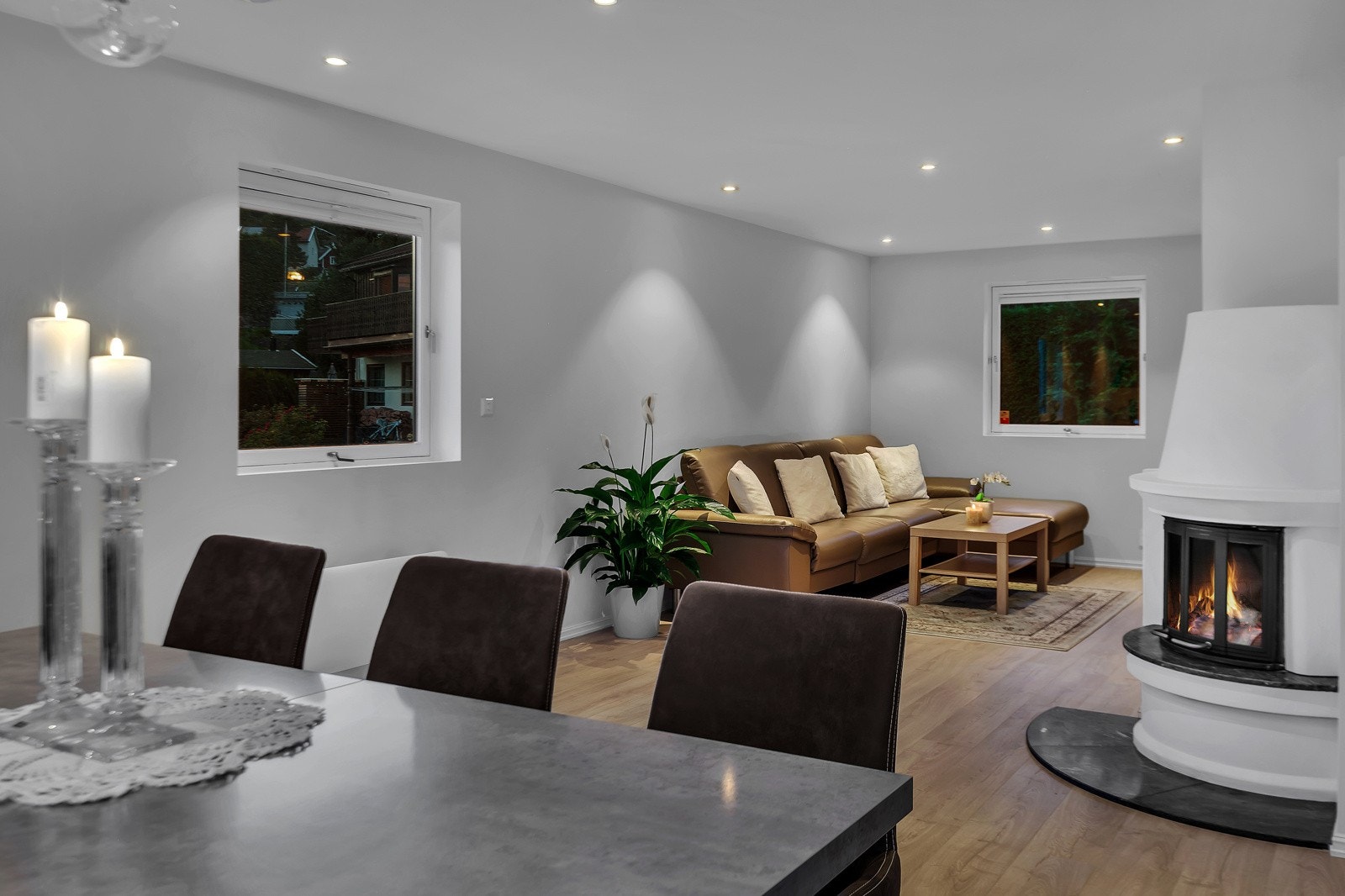 Stuen er lysmalt og har en peisovn som gir lun og god varme på kalde vinterdager. Galleribilde