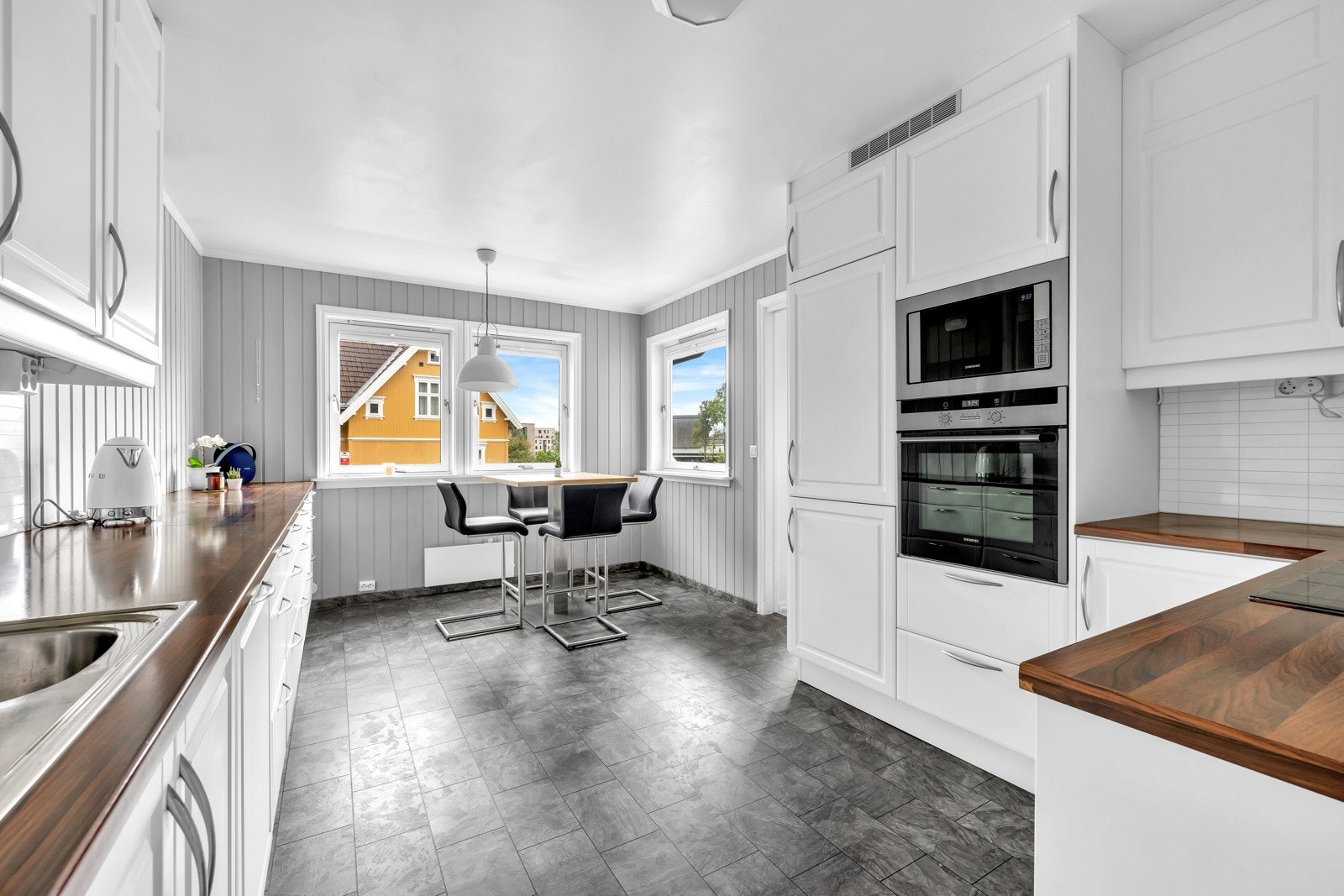 Integrerte hvitevarer som kjøleskap med frysedel, oppvaskmaskin, stekeovn, mikrobølgeovn i høyskap og nedseket inusjonstopp. Det er ikke etablert komfyrvakt på kjøkkenet i dag, men dette er anbefalt. Galleribilde